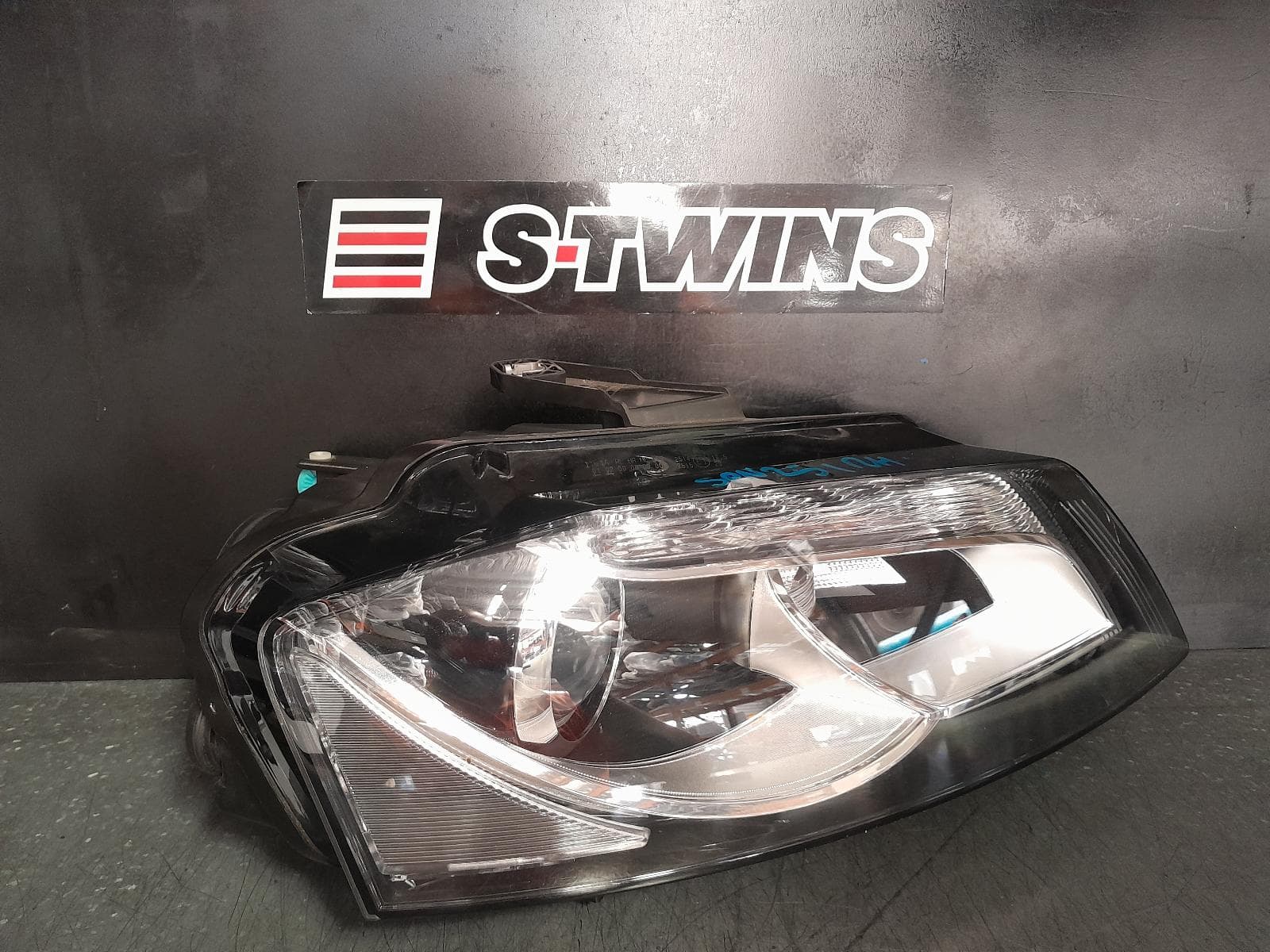 Used auto part listing image: 2013 AUDI A3 RIGHT HEADLAMP A3/S3, 8P, XENON TYPE, 07/08-04/13 0000366184