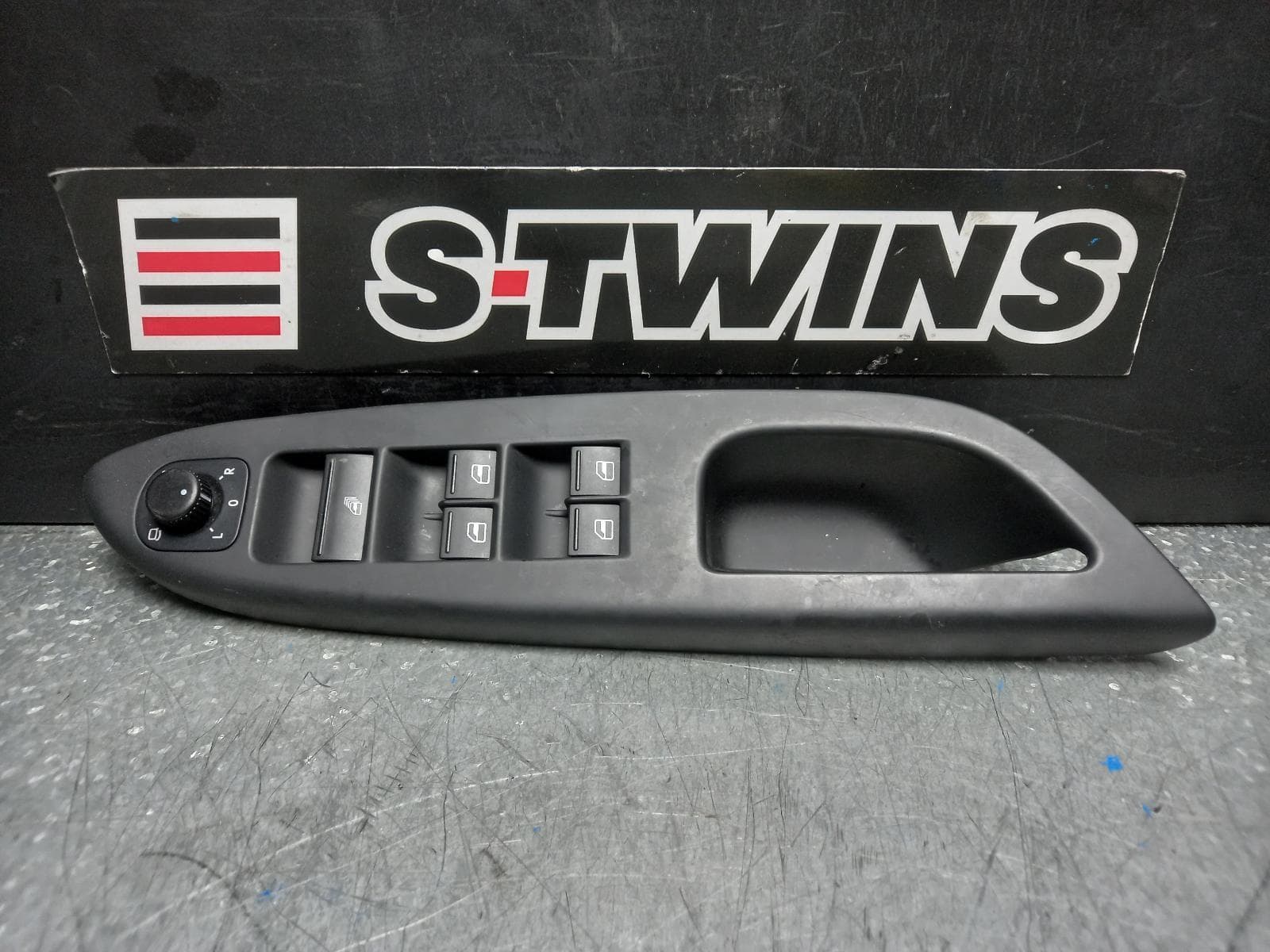 Used auto part listing image: 2010 VOLKSWAGEN EOS PWR DR WIND SWITCH RH FRONT (MASTER SWITCH ASSY), W/O CHROME ON SWITCHES TYPE, 1F, 02/07-04/11 0000374245