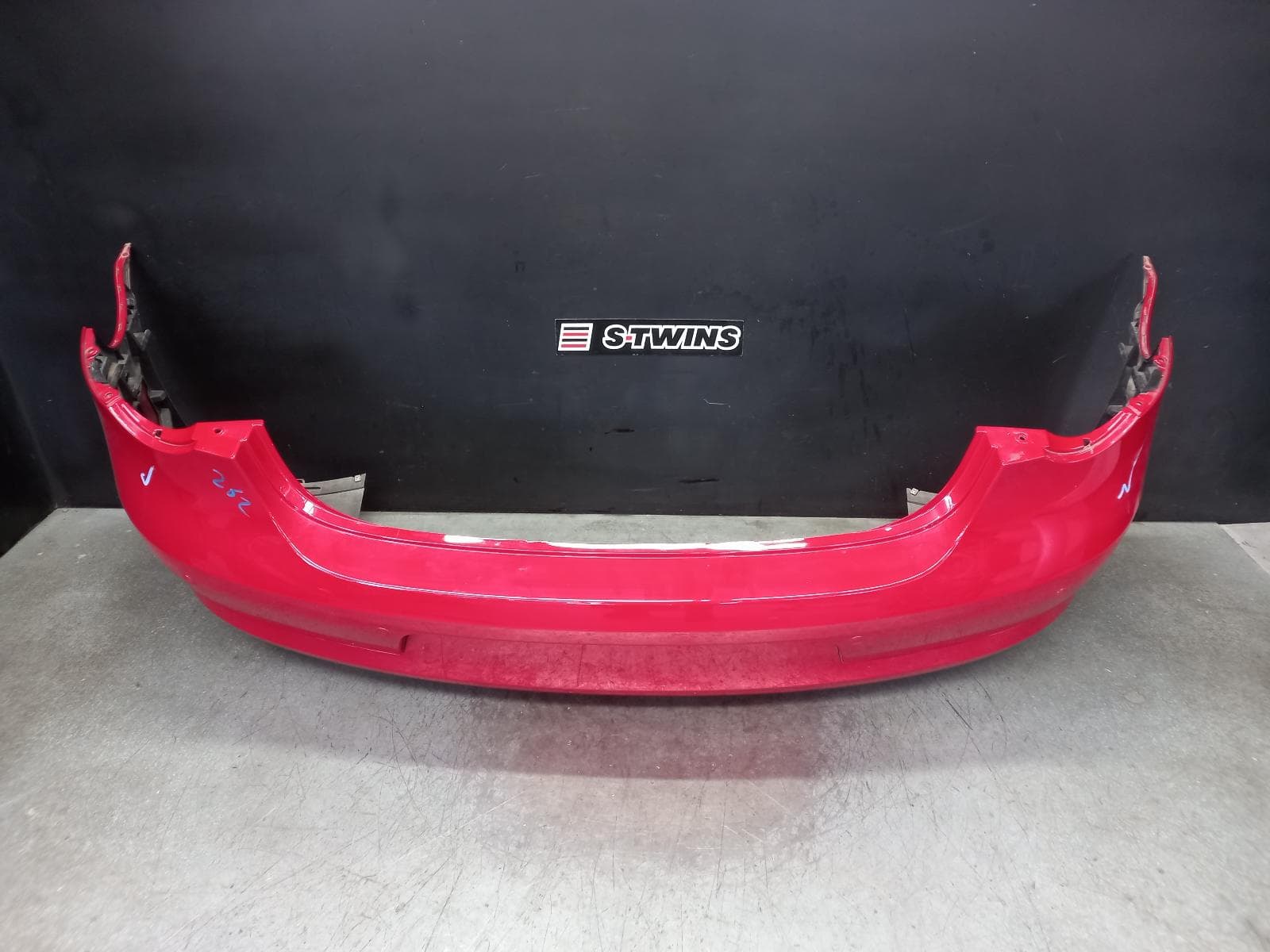 Used auto part listing image: 2010 VOLKSWAGEN EOS REAR BUMPER PETROL ENG TYPE ,W/ PARK SENSORS , 02/07-04/11 0000374248