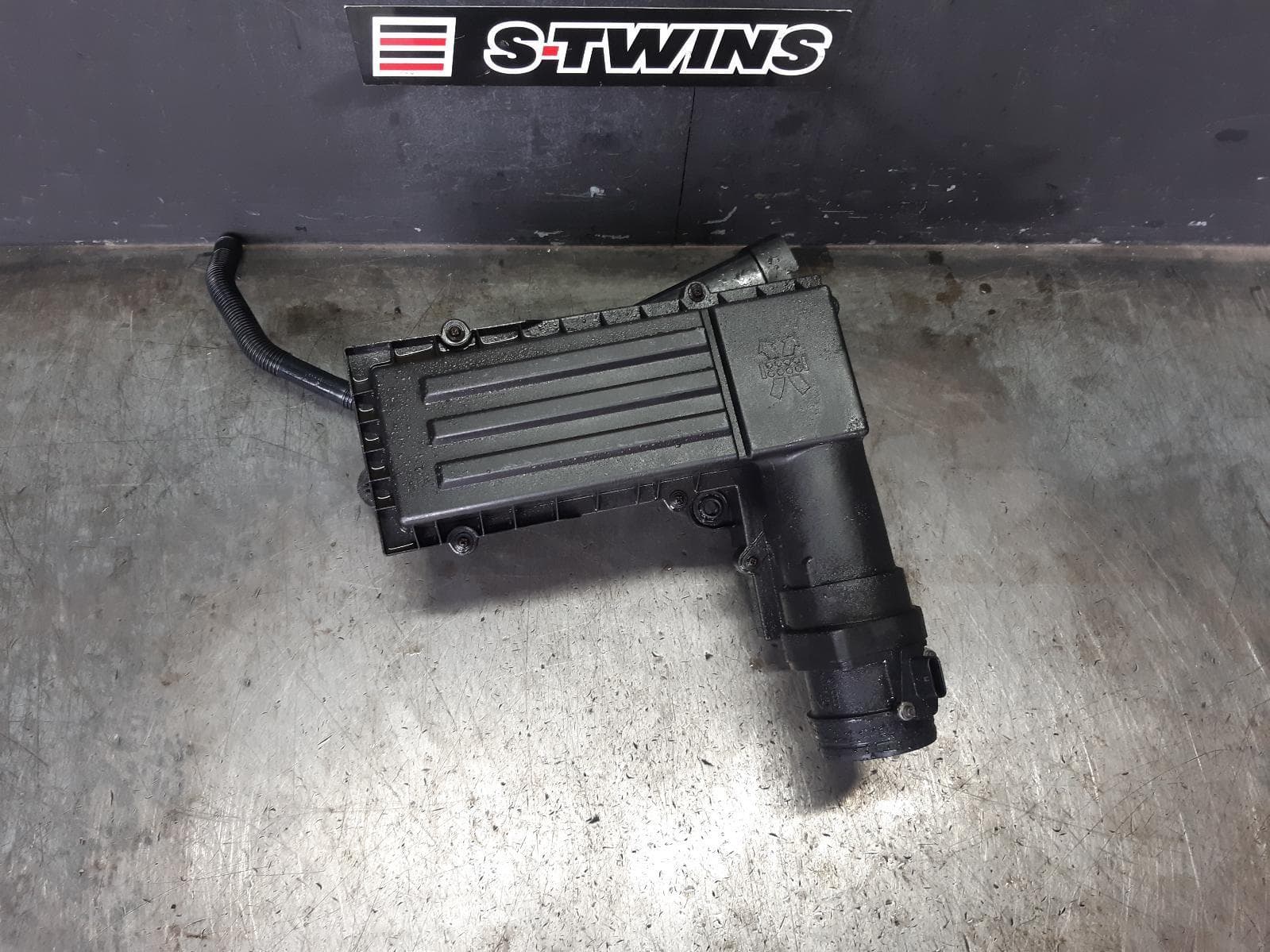 Used auto part listing image: 2010 VOLKSWAGEN GOLF AIR CLEANER BOX AIR CLEANER, GEN 6, 2.0, PETROL, CCZB CODE, 10/08-03/13 0000363689
