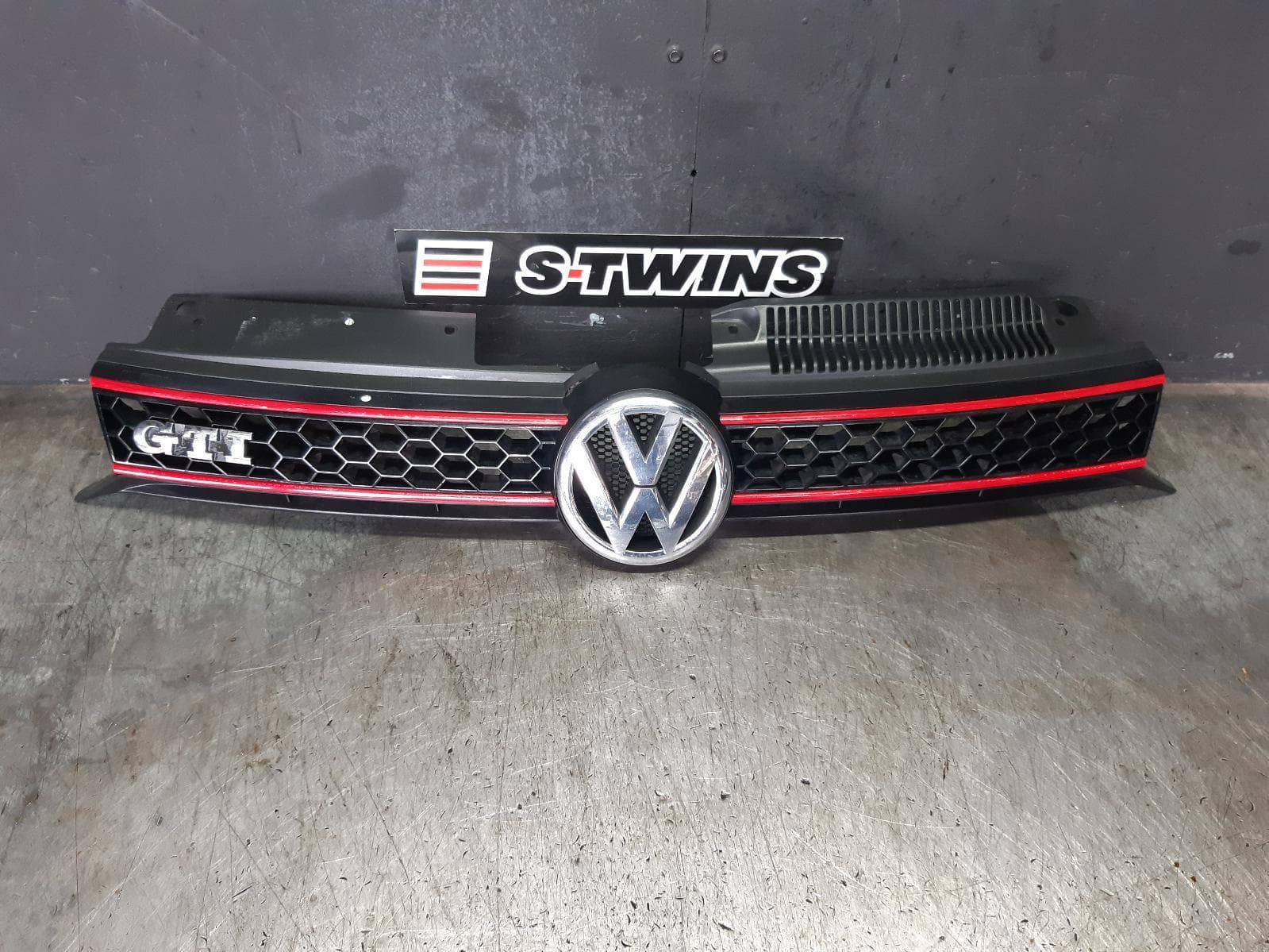 Used auto part listing image: 2010 VOLKSWAGEN GOLF GRILLE RADIATOR GRILLE, GEN 6, 3DR/5DR HATCH, GTi, BLACK/RED, 10/09-03/13 0000363697