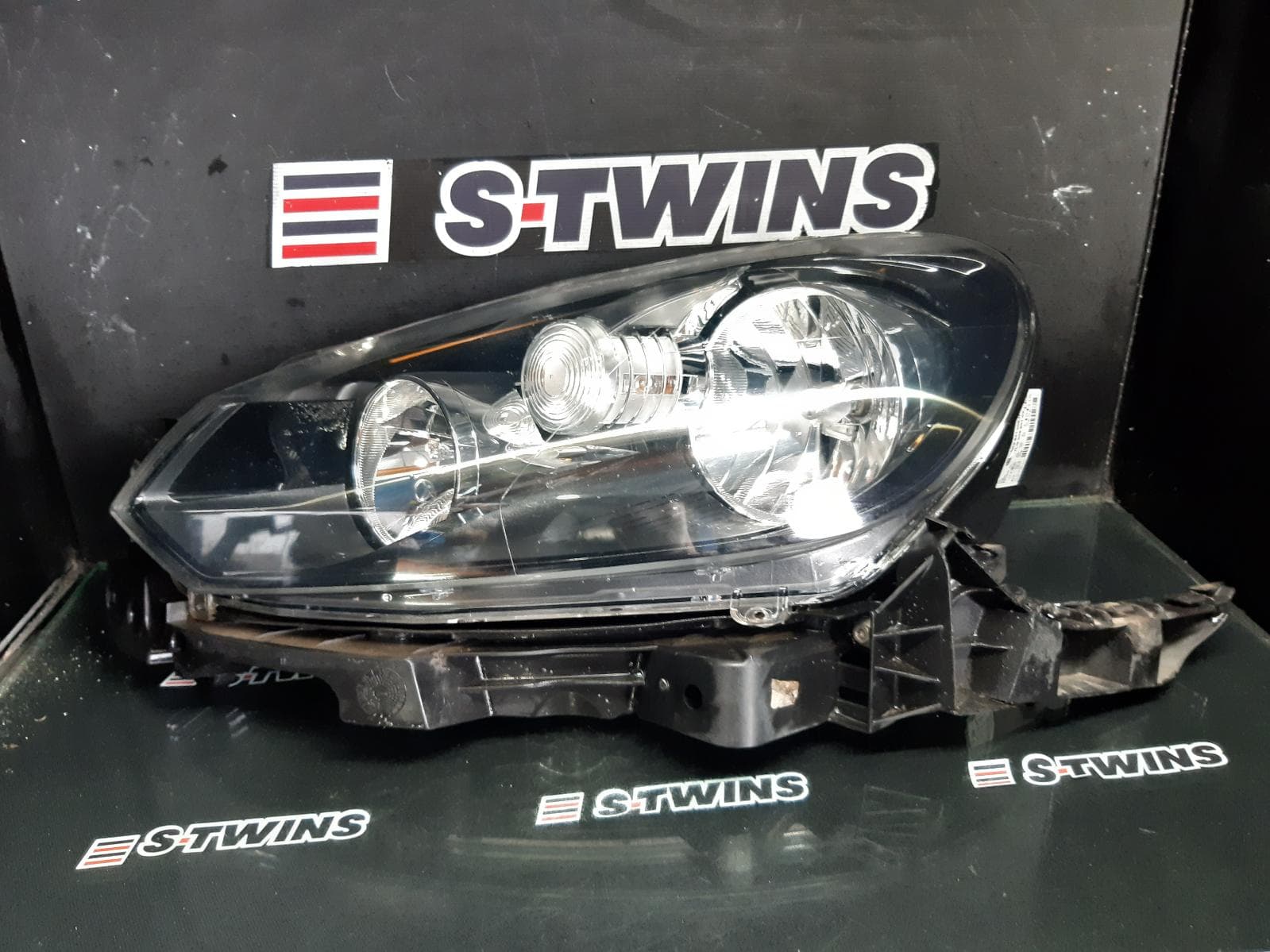 Used auto part listing image: 2010 VOLKSWAGEN GOLF LEFT HEADLAMP GEN 6, GTi/R, HALOGEN TYPE, 10/08-03/13 0000363701