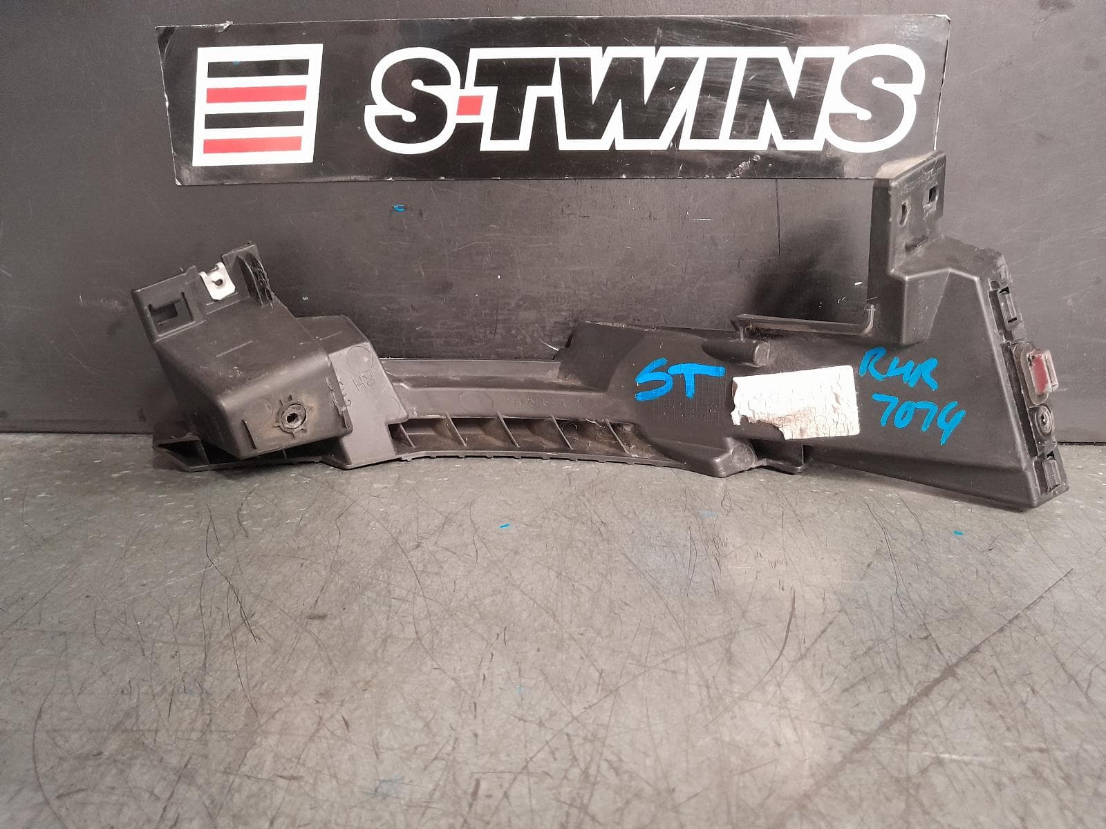 Used auto part listing image: 2017 ALFA ROMEO GIULIA MISC BRACKET 952, 05/16- 0000375627