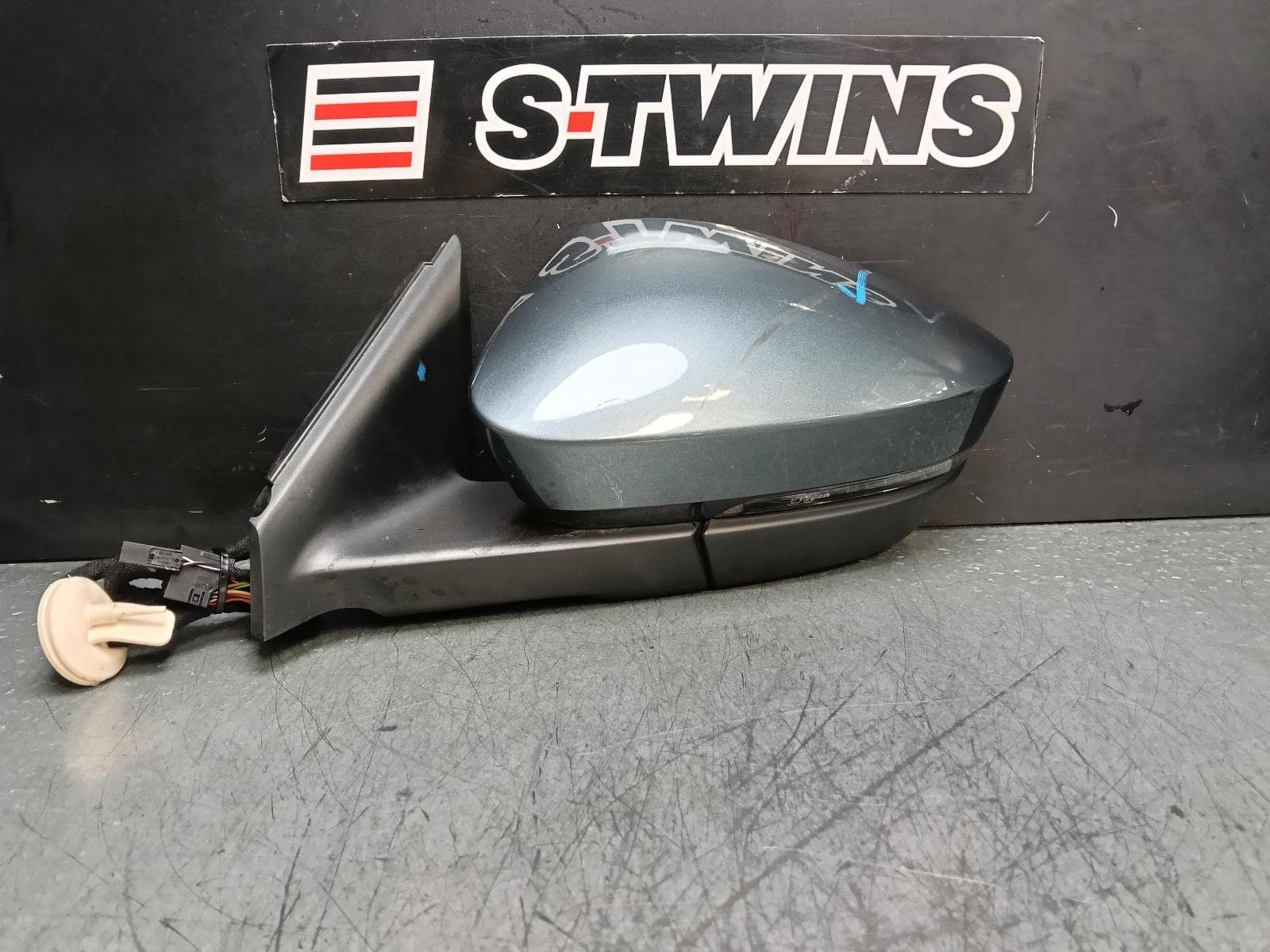 Used auto part listing image: 2018 SKODA KAROQ LEFT DOOR MIRROR NU, W/ POWER FOLD, AUTO DIM, MEMORY, LANE CHANGE ASSIST, INDICATOR TYPE, COLOUR CODED, 04/18-05/21 0000381290