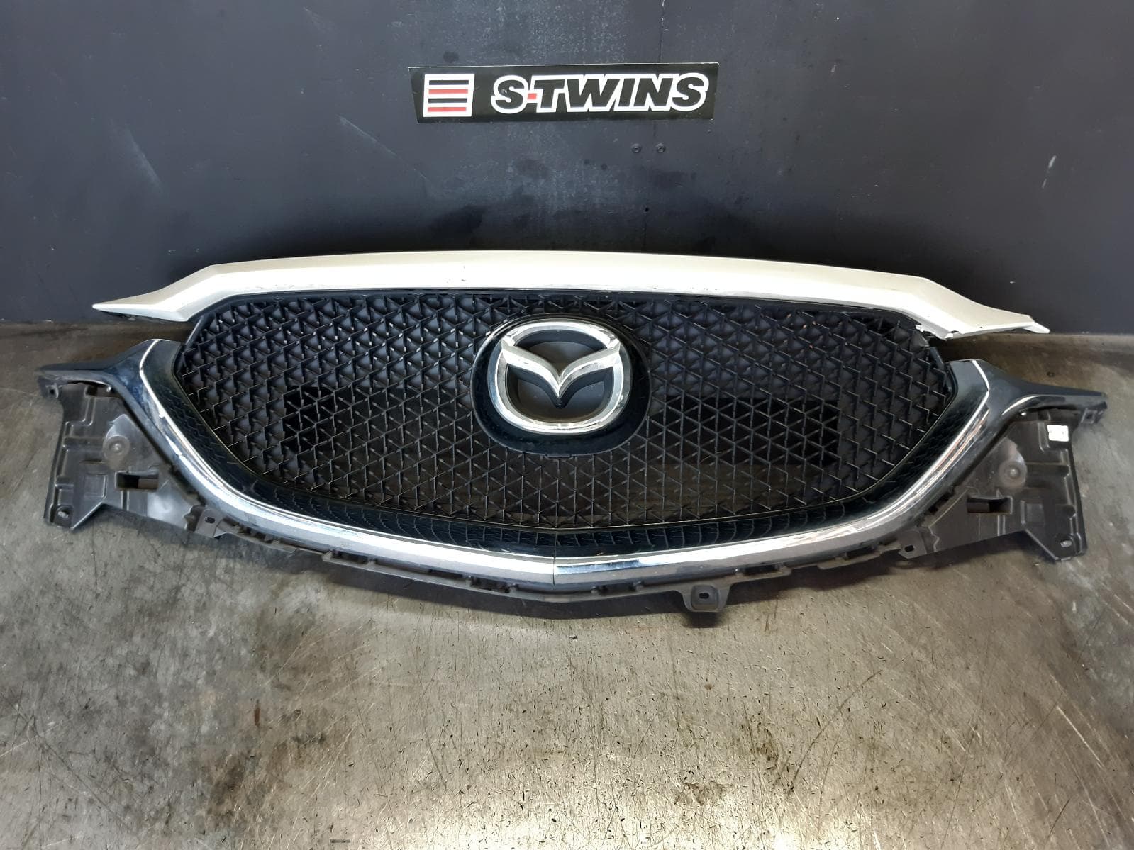 Used auto part listing image: 2019 MAZDA CX5 GRILLE RADIATOR GRILLE, NON RADAR CRUISE CONTROL TYPE, NON CAMERA TYPE, KF, 02/17-08/21 0000362710