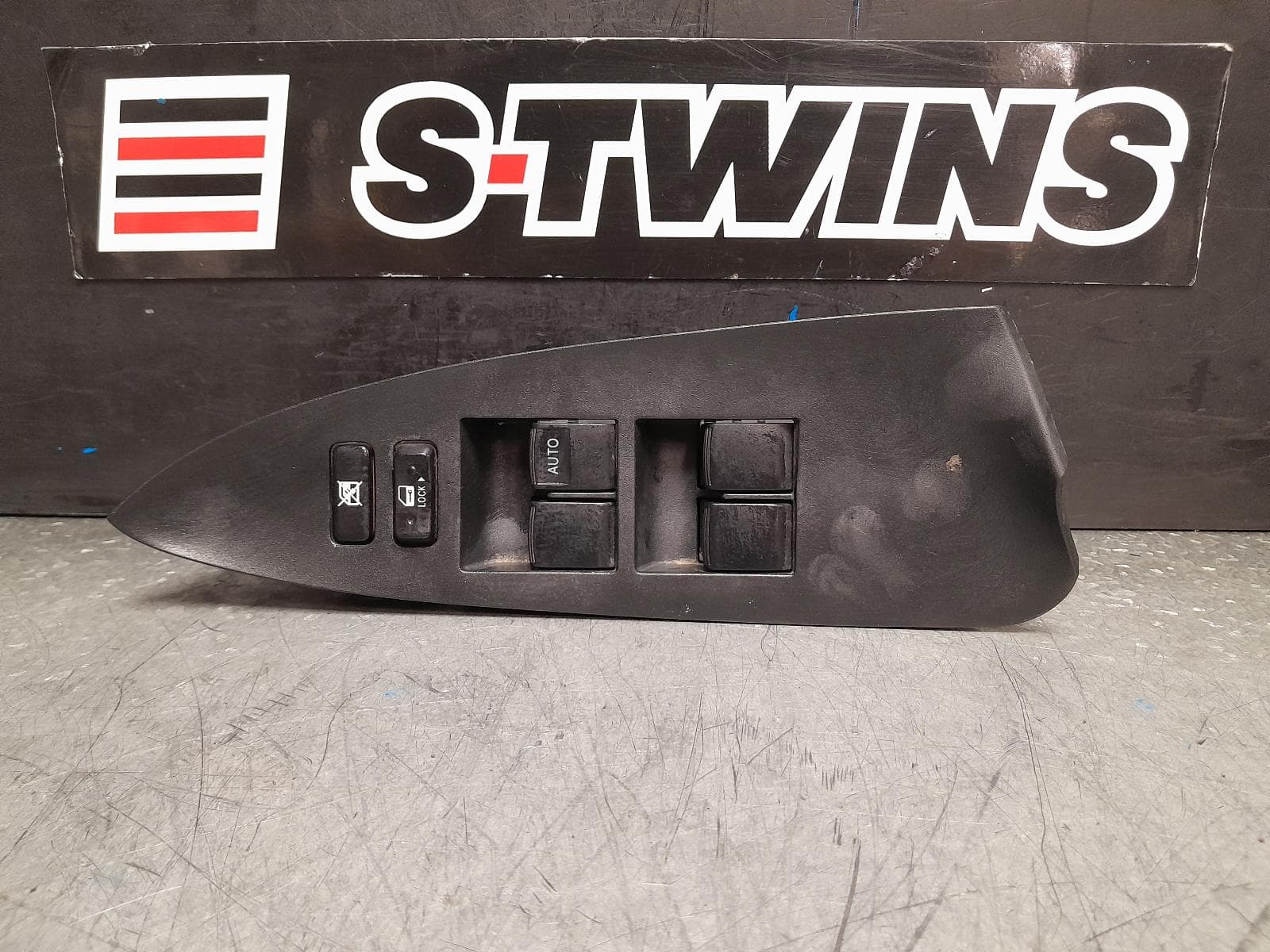 Used auto part listing image: 2007 TOYOTA RAV4 PWR DR WIND SWITCH RH FRONT (MASTER SWITCH), ACA33, 11/05-10/07 0000376135
