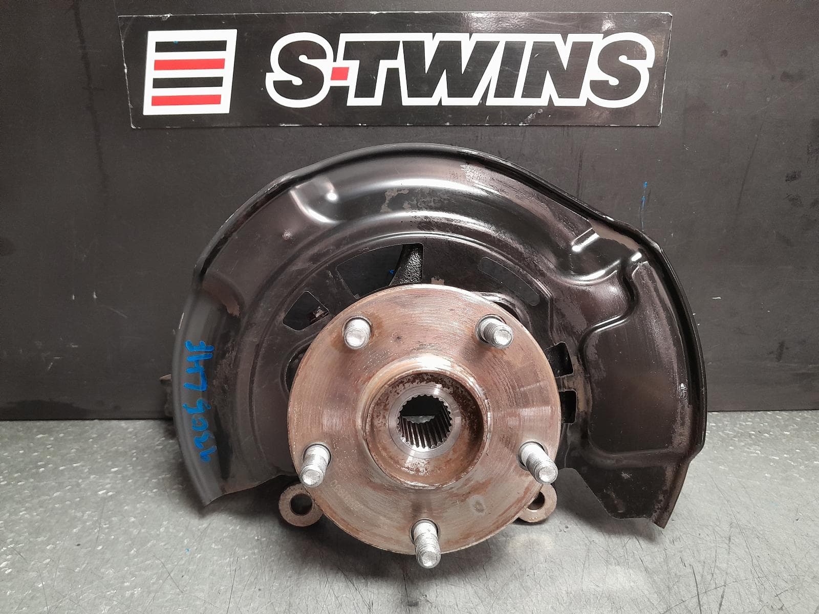 Used auto part listing image: 2007 TOYOTA RAV4 LEFT FRONT HUB ASSEMBLY ACA33/ACA38, 2.4, 2AZ-FE, AUTO T/M TYPE, 11/05-11/12 0000376133