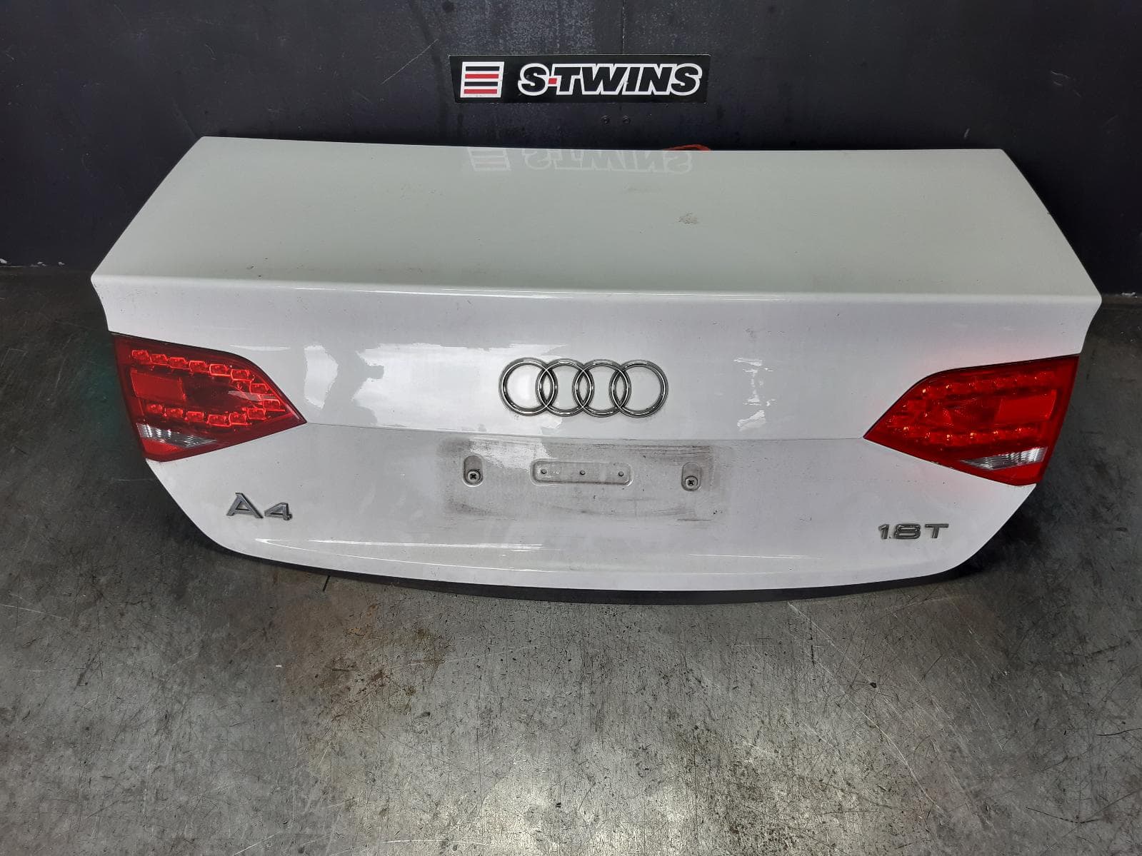 Used auto part listing image: 2011 AUDI A4 BOOTLID TAILGATE BOOTLID, B8, SEDAN, 02/08-07/12 0000372096