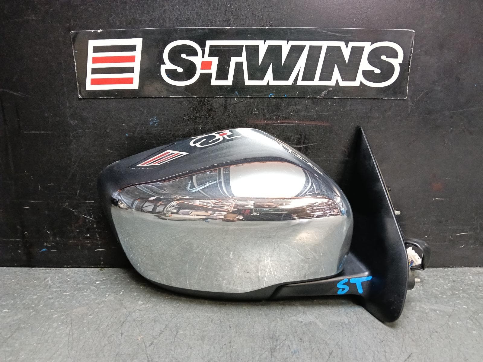 Used auto part listing image: 2016 NISSAN NAVARA RIGHT DOOR MIRROR NP300, RX, CHROME, MANUAL FOLDING, NON HEATED & NON INDICATOR TYPE, 04/15-11/20 0000392099
