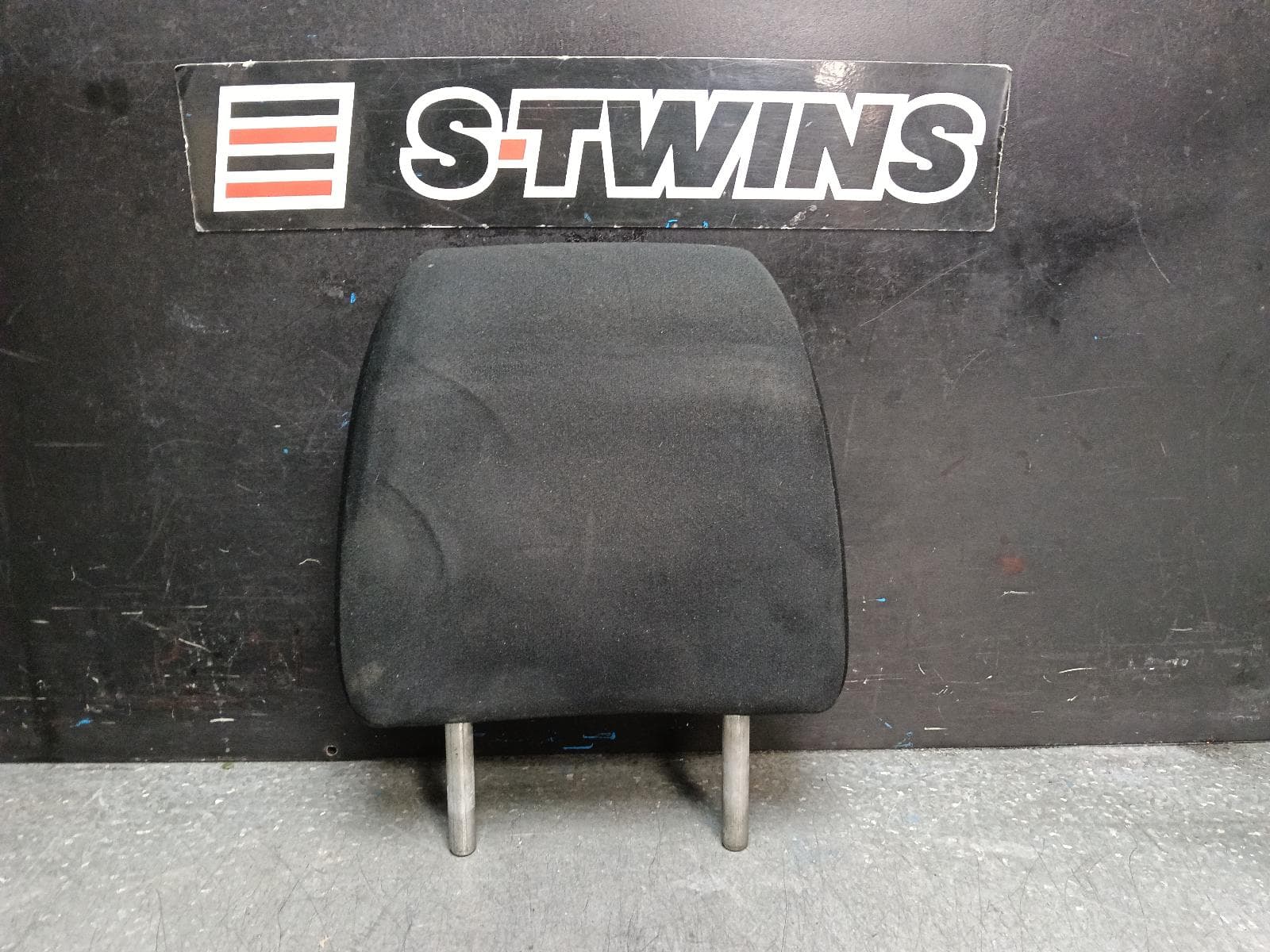 Used auto part listing image: 2016 NISSAN NAVARA HEADREST LH REAR, CLOTH, BLACK, NP300, NON WARRIOR TYPE, 04/15- 0000392108