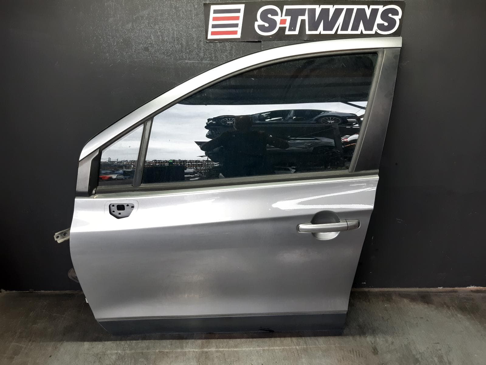 Used auto part listing image: 2014 SUZUKI S-CROSS LEFT FRONT DOOR JY, 09/13-05/22 0000363589