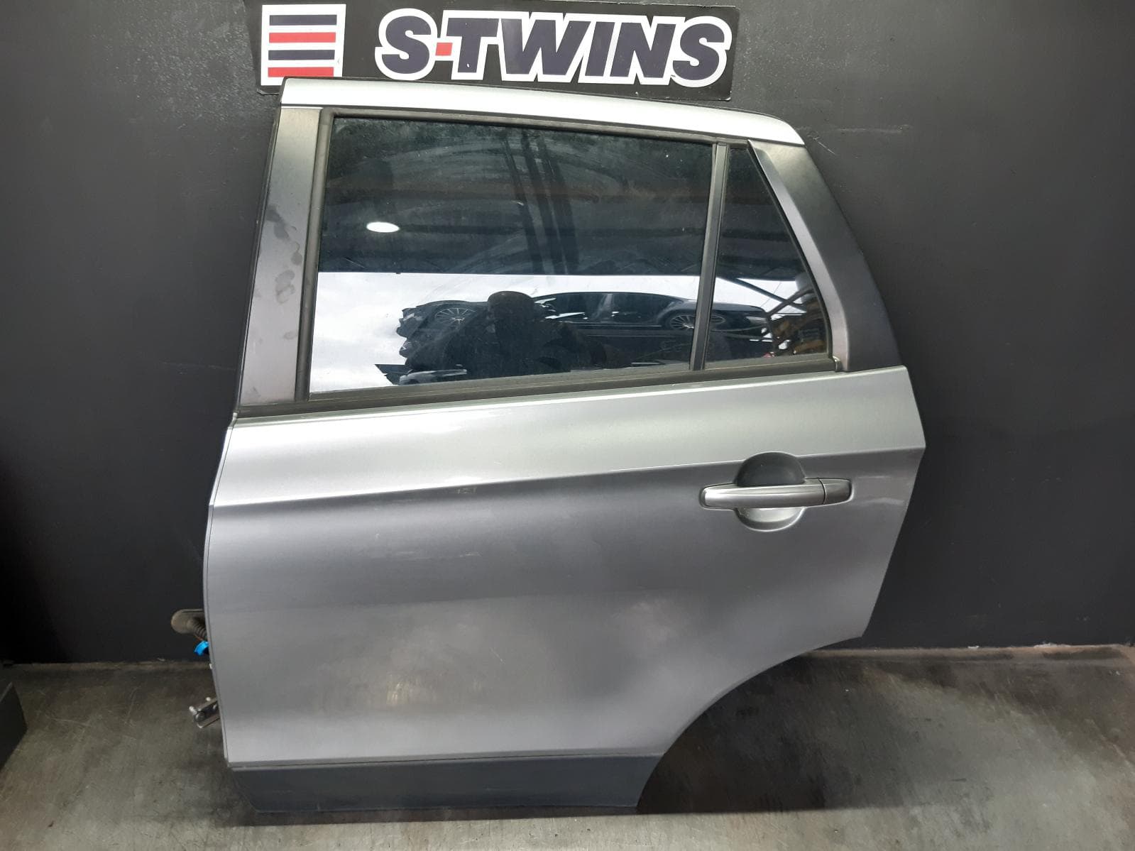 Used auto part listing image: 2014 SUZUKI S-CROSS LEFT REAR DOOR SLIDING JY, 09/13-05/22 0000363587
