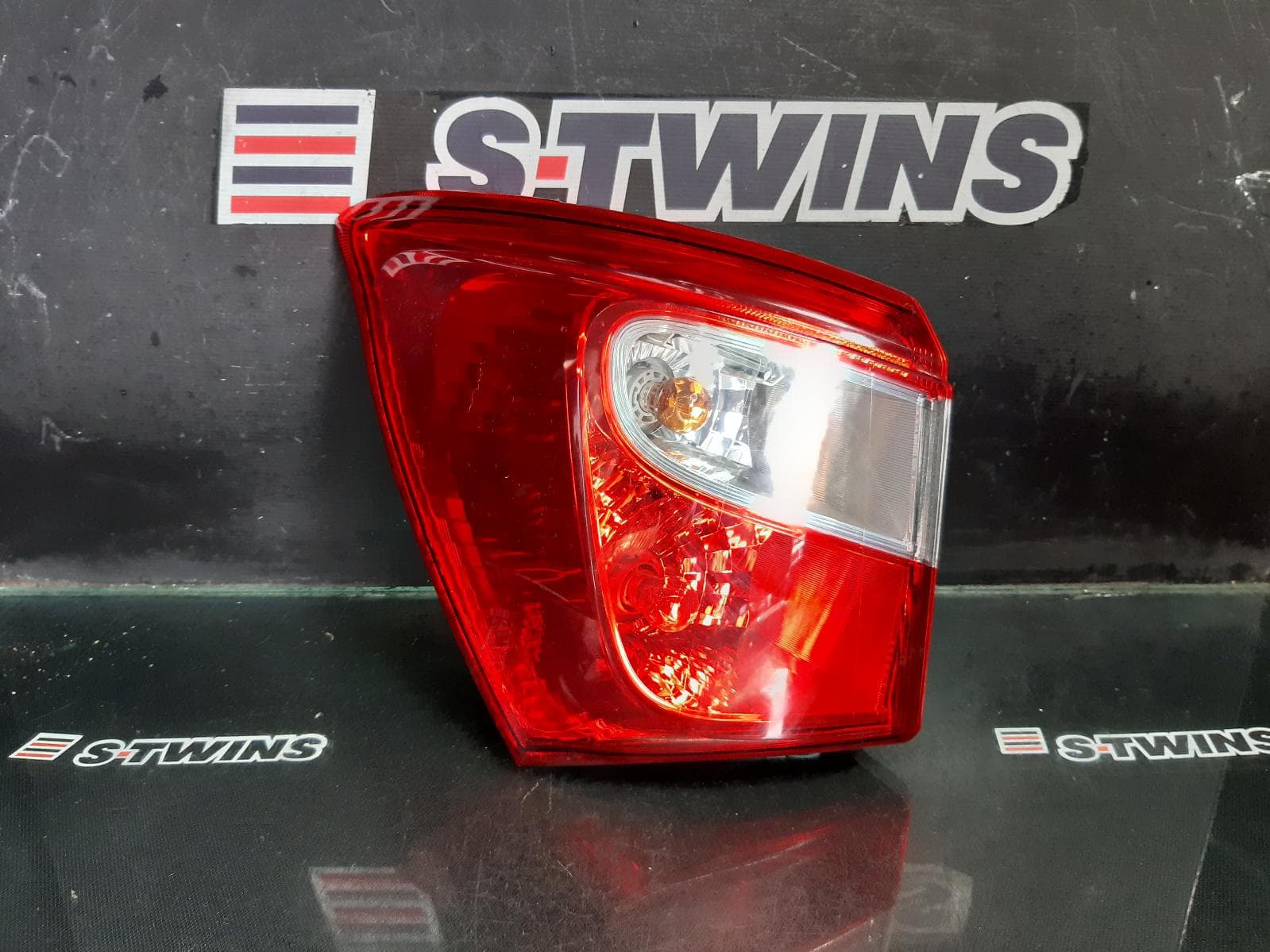 Used auto part listing image: 2014 SUZUKI S-CROSS LEFT TAILLIGHT JY, IN BODY, NON LED TYPE, 09/13-05/22 0000363785