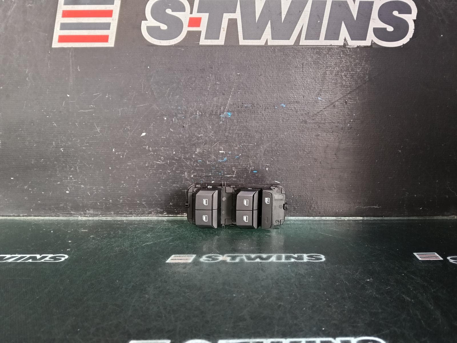 Used auto part listing image: 2025 MG MG3 PWR DR WIND SWITCH RH FRONT (MASTER SWITCH), ZP22, 03/24- 0000406389