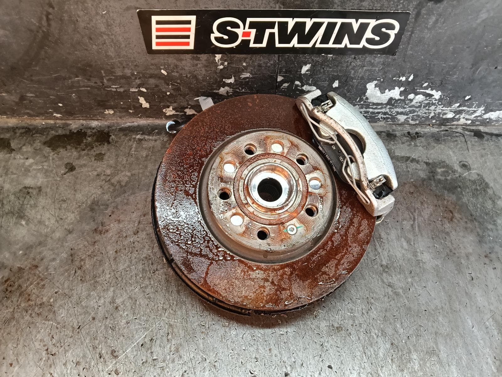 Used auto part listing image: 2025 MG MG3 RIGHT FRONT HUB ASSEMBLY ZP22, 03/24- 0000406405
