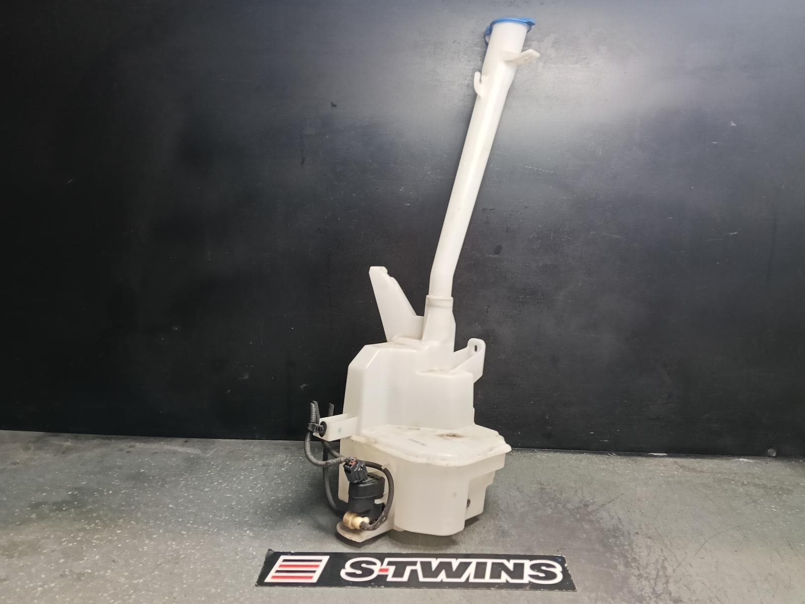 Used auto part listing image: 2021 HYUNDAI STARIA WASHER BOTTLE US4, 04/21- 0000411469