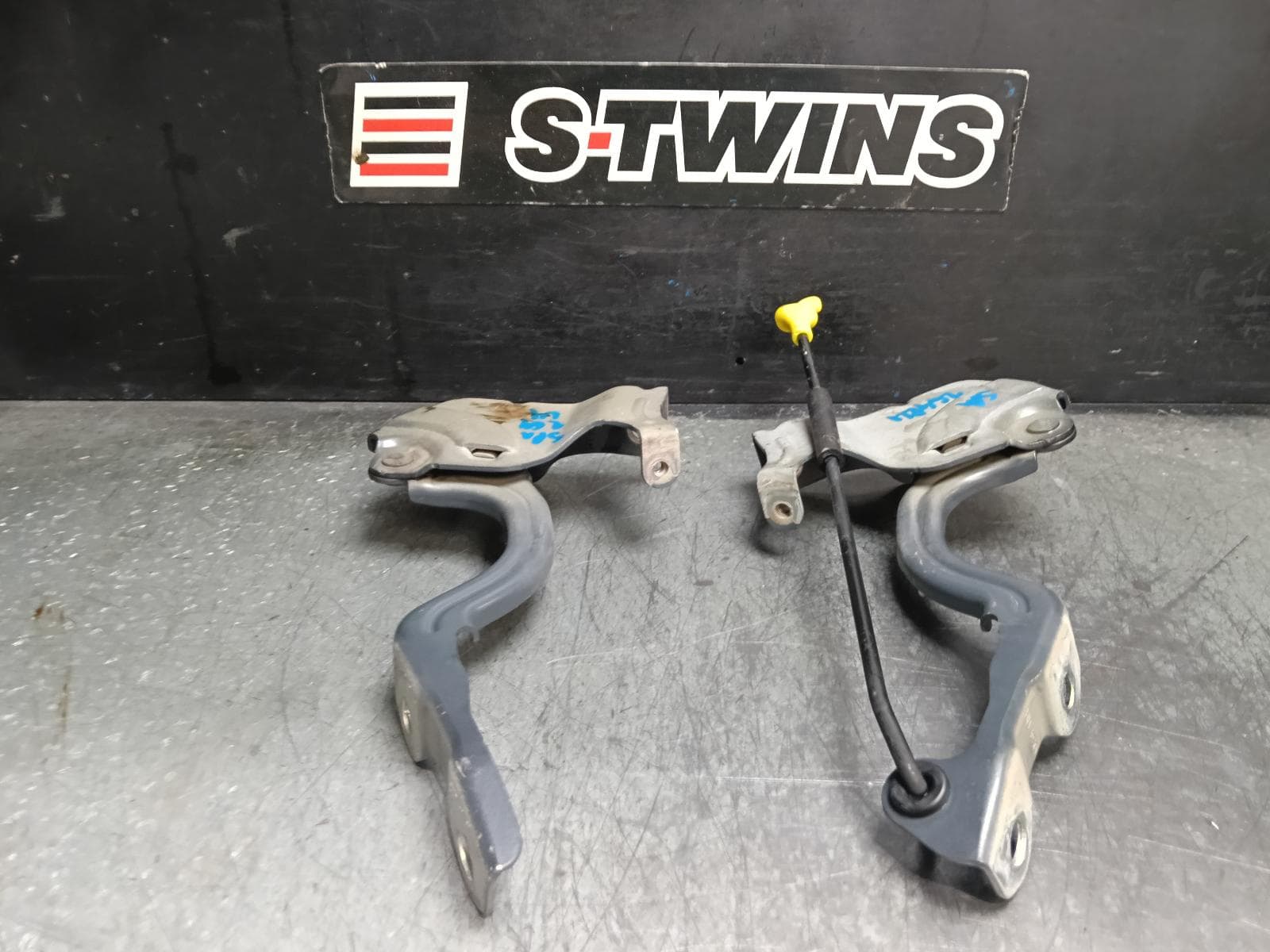 Used auto part listing image: 2021 HYUNDAI STARIA BONNET HINGE STRUT HINGE (PAIR), US4, 04/21- 0000411440
