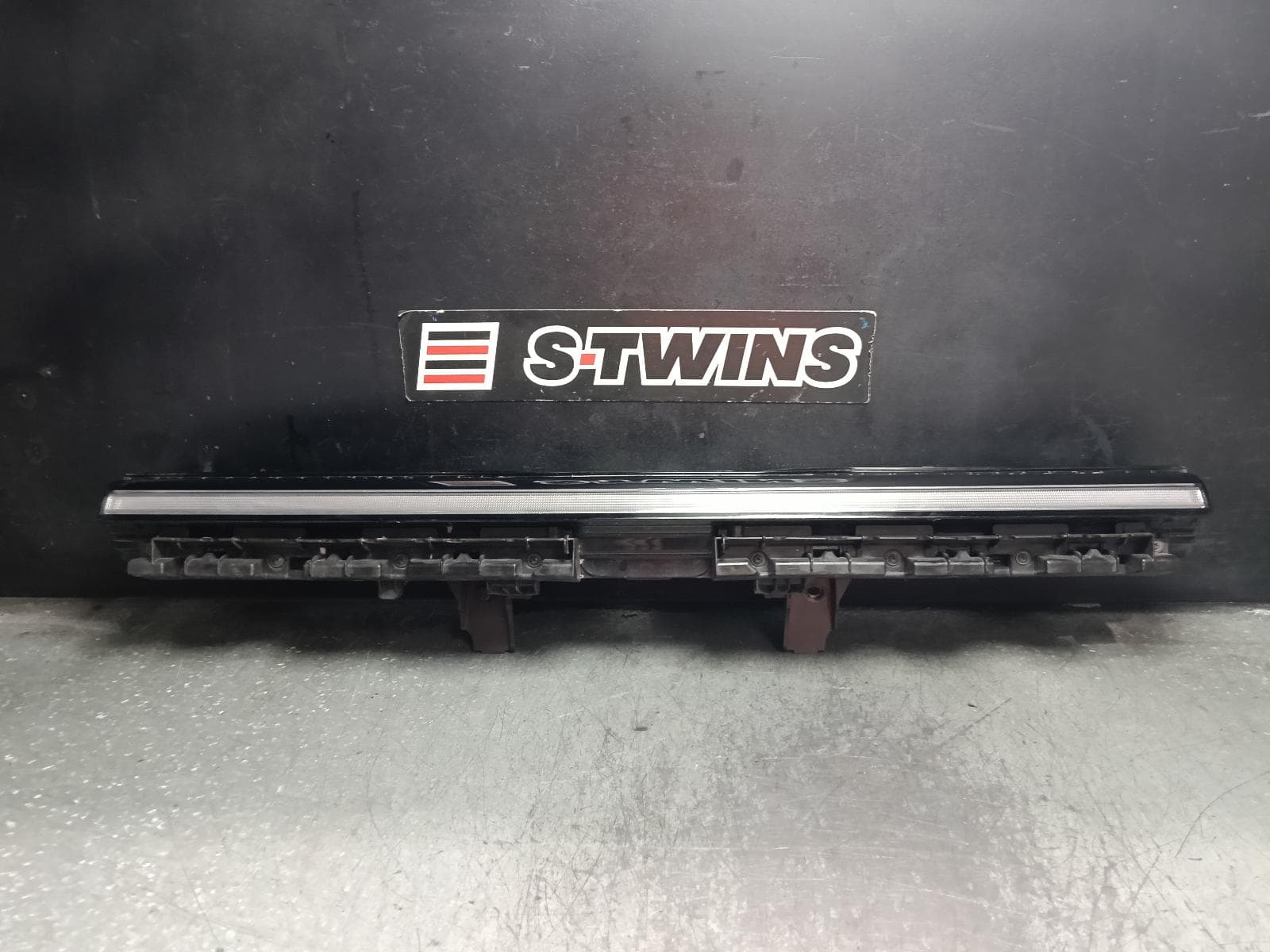 Used auto part listing image: 2021 HYUNDAI STARIA GRILLE DAYTIME RUNNING LAMP (CENTRE), US4, 04/21- 0000411444