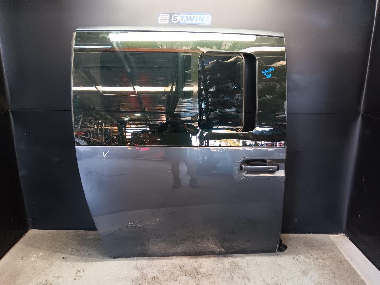Used auto part listing image: 2021 HYUNDAI STARIA RIGHT REAR DOOR SLIDING US4, WAGON, W/ WINDOW GLASS, POWER TYPE, 04/21- 0000410527