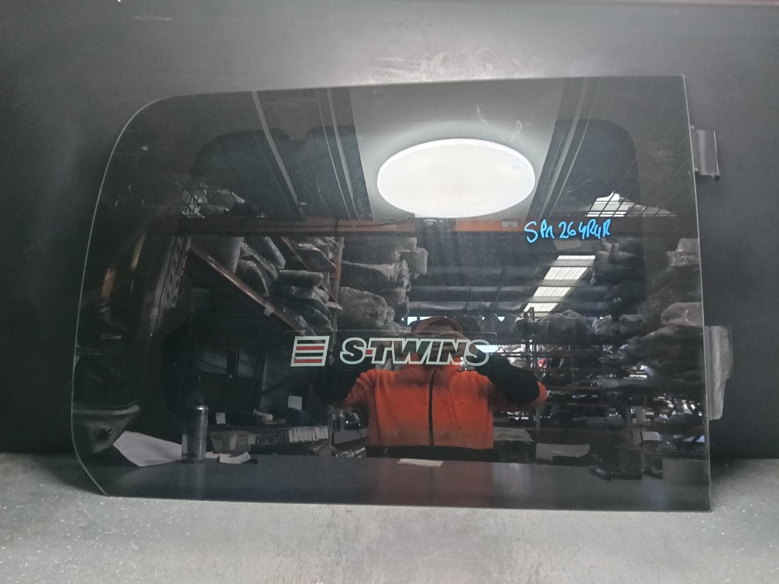 Used auto part listing image: 2021 HYUNDAI STARIA RIGHT REAR DOOR WINDOW US4, W/ PRIVACY TINT TYPE, 04/21- 0000410272