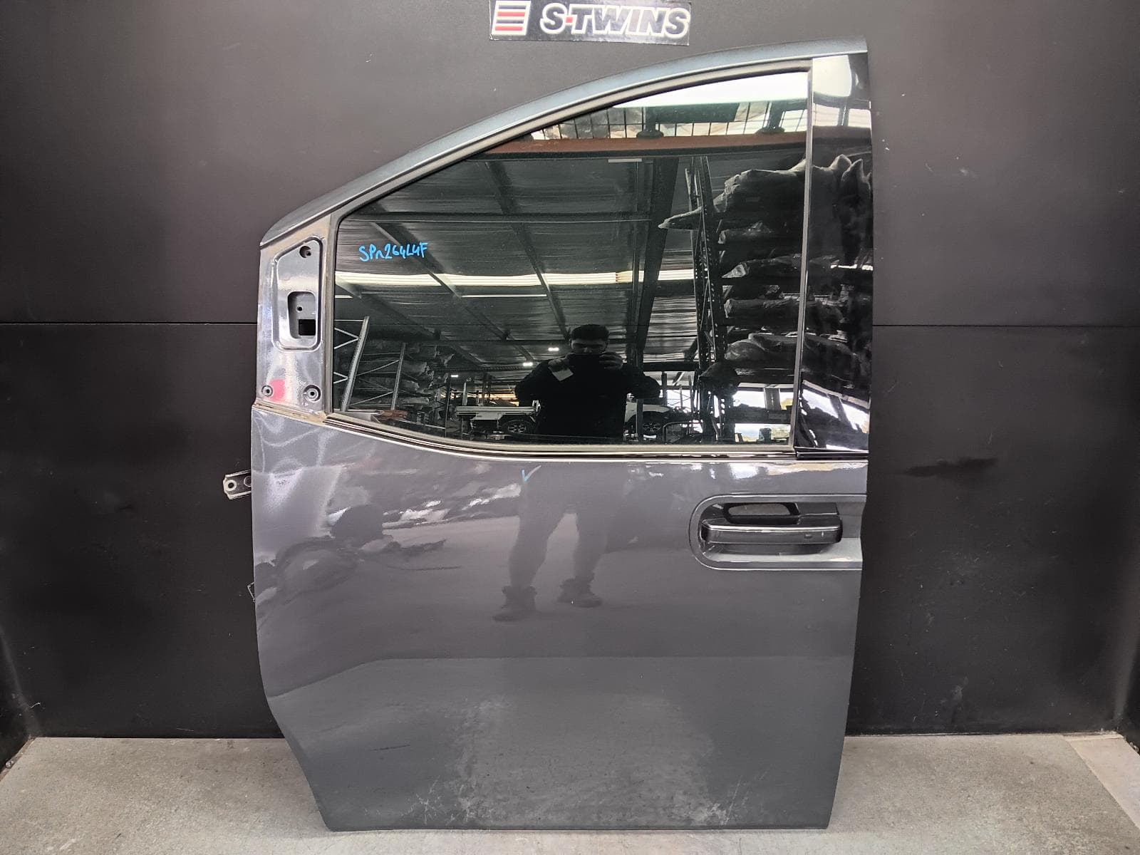 Used auto part listing image: 2021 HYUNDAI STARIA LEFT FRONT DOOR US4, 04/21- 0000410311