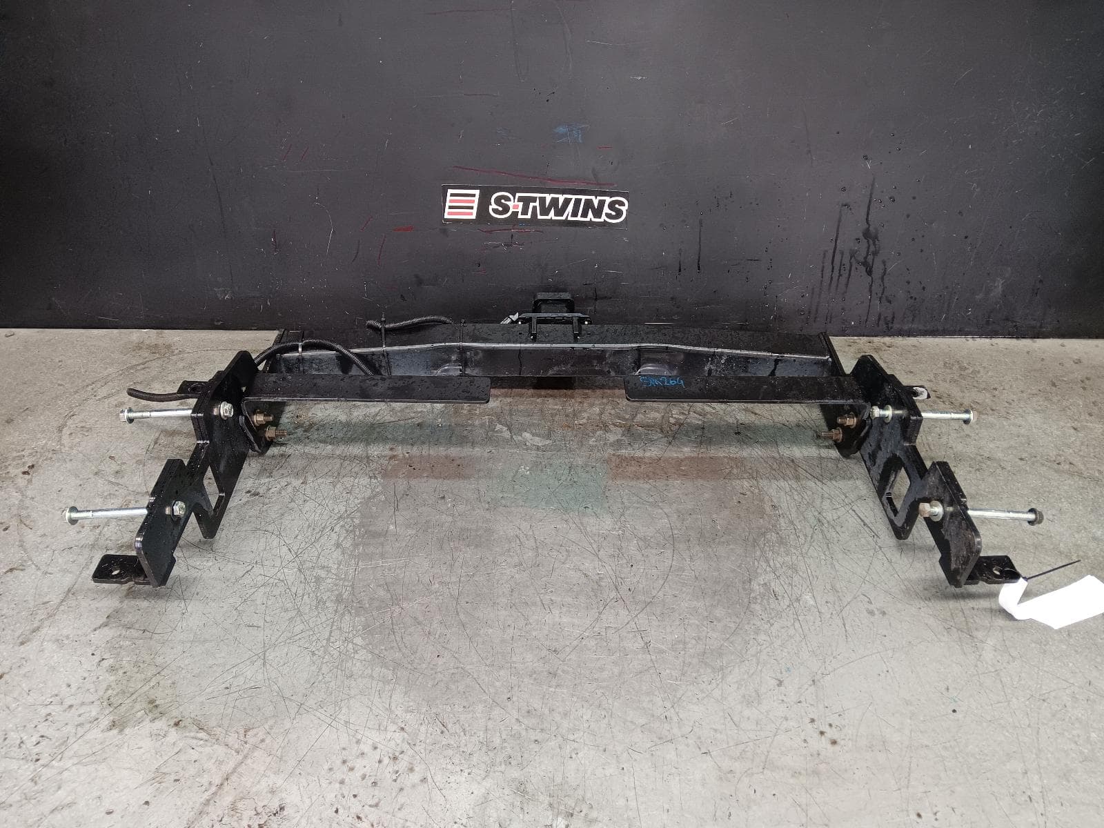 Used auto part listing image: 2021 HYUNDAI STARIA TOWBAR US4, GENUINE, 04/21- 0000410557