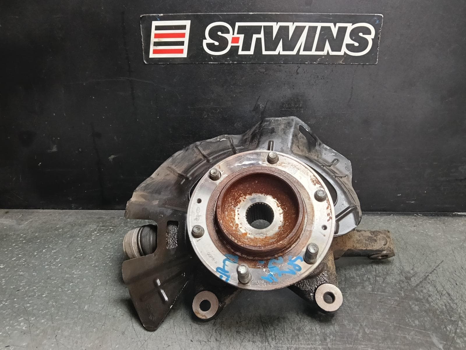 Used auto part listing image: 2021 HYUNDAI STARIA RIGHT FRONT HUB ASSEMBLY US4, 04/21- 0000411460