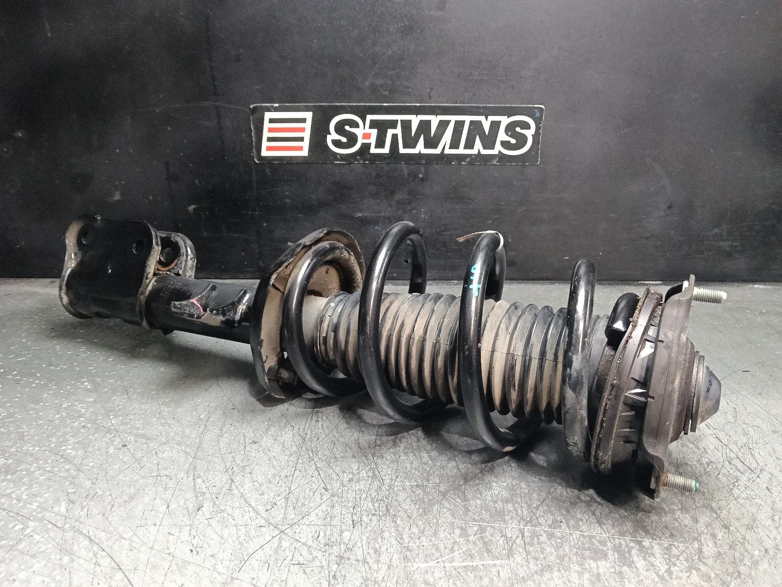 Used auto part listing image: 2021 HYUNDAI STARIA RIGHT FRONT STRUT US4, 2.2, DIESEL, 04/21- 0000411462
