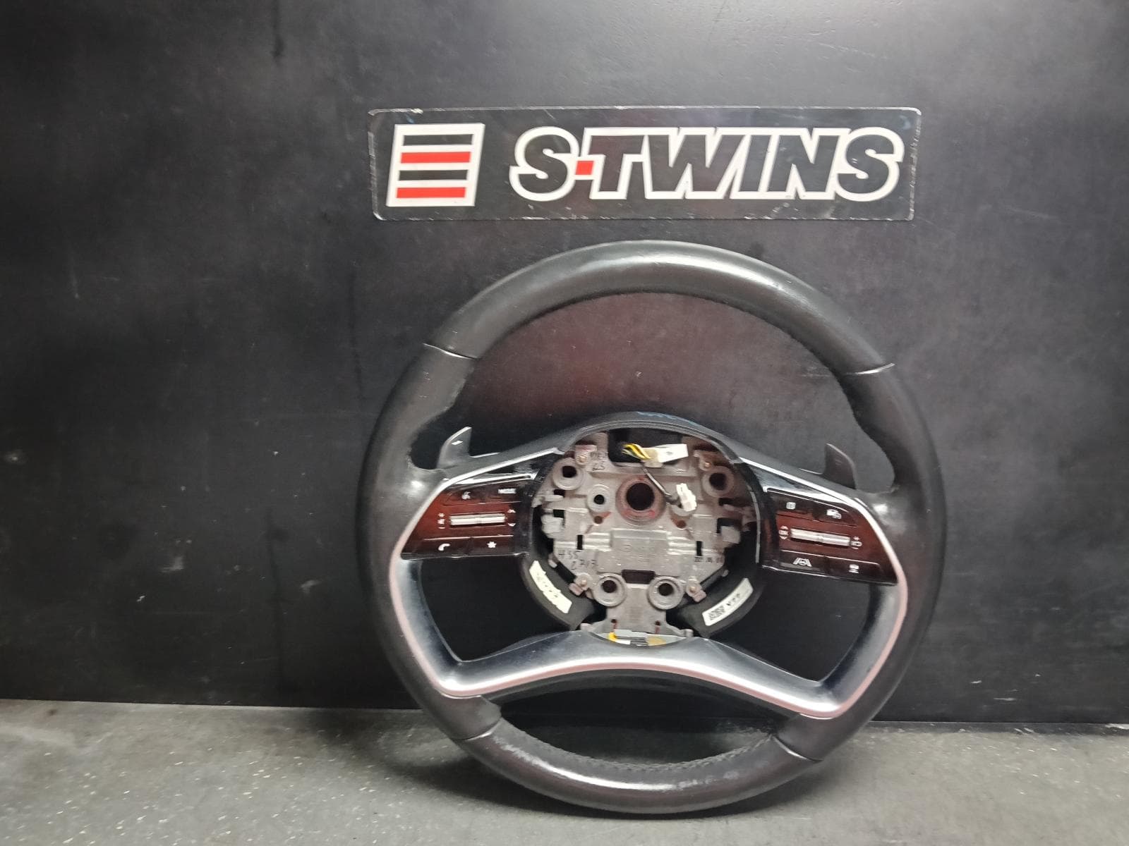 Used auto part listing image: 2021 HYUNDAI STARIA STEERING WHEEL LEATHER, W/ HEATED TYPE, US4, 04/21- 0000411467
