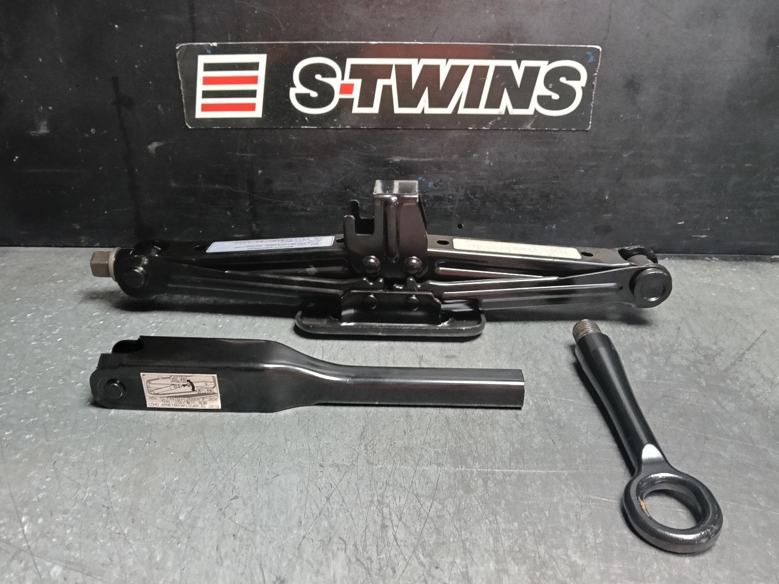 Used auto part listing image: 2021 HYUNDAI STARIA JACK TOOL KIT US4, 04/21- 0000411446