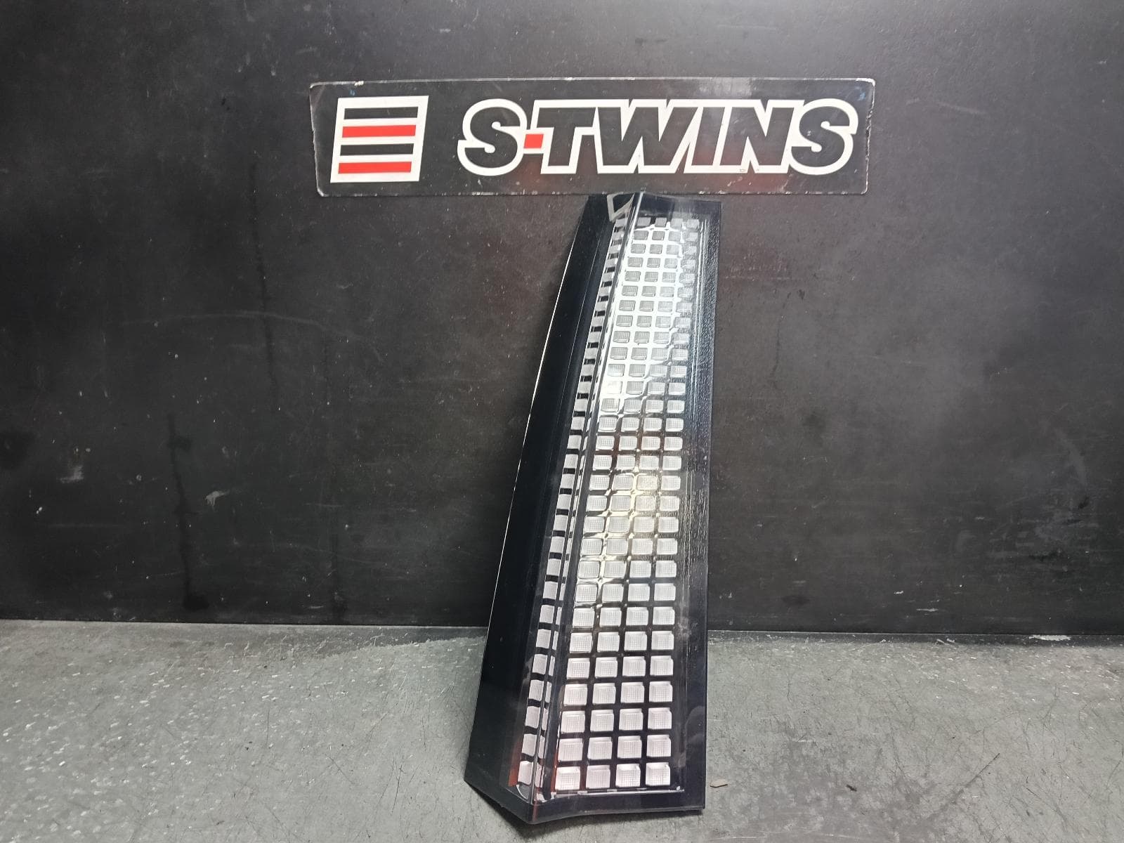 Used auto part listing image: 2021 HYUNDAI STARIA LEFT TAILLIGHT UPPER FILLER PANEL, VAN, US4, 04/21- 0000411450