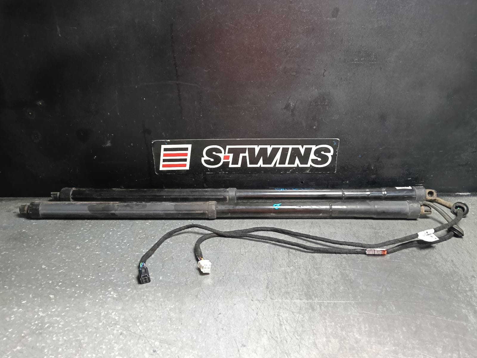 Used auto part listing image: 2021 HYUNDAI STARIA HATCH STRUT US4, TAILGATE STRUT (PAIR), W/ POWER LIFTGATE TYPE, 04/21- 0000411445