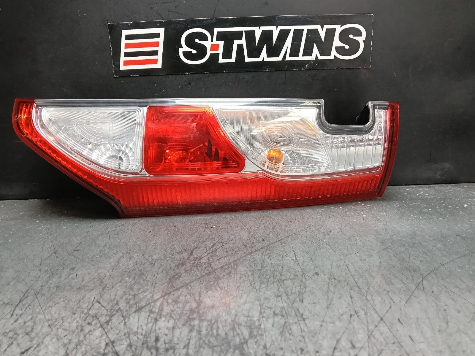 Used auto part listing image: 2020 RENAULT KANGOO RIGHT TAILLIGHT X61, IN BODY, W/ HALOGEN, BARN DOOR TYPE, 09/13-02/22 0000380194