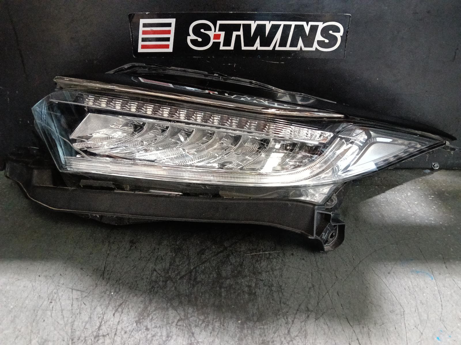 Used auto part listing image: 2019 HONDA HRV LEFT HEADLAMP RU, VTi-S/RS/VTi-LX, LED TYPE, 07/18-10/21 0000399800