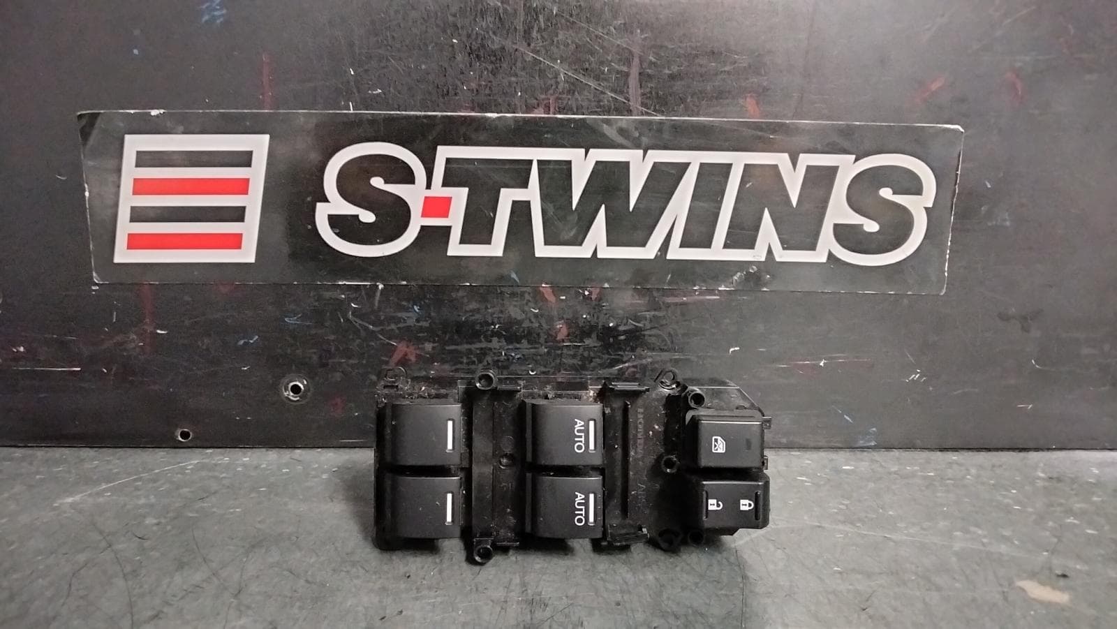 Used auto part listing image: 2019 HONDA HRV PWR DR WIND SWITCH RH FRONT (MASTER SWITCH), AUTO TYPE (TWO WINDOWS), RU5, 12/14-10/21 0000385319