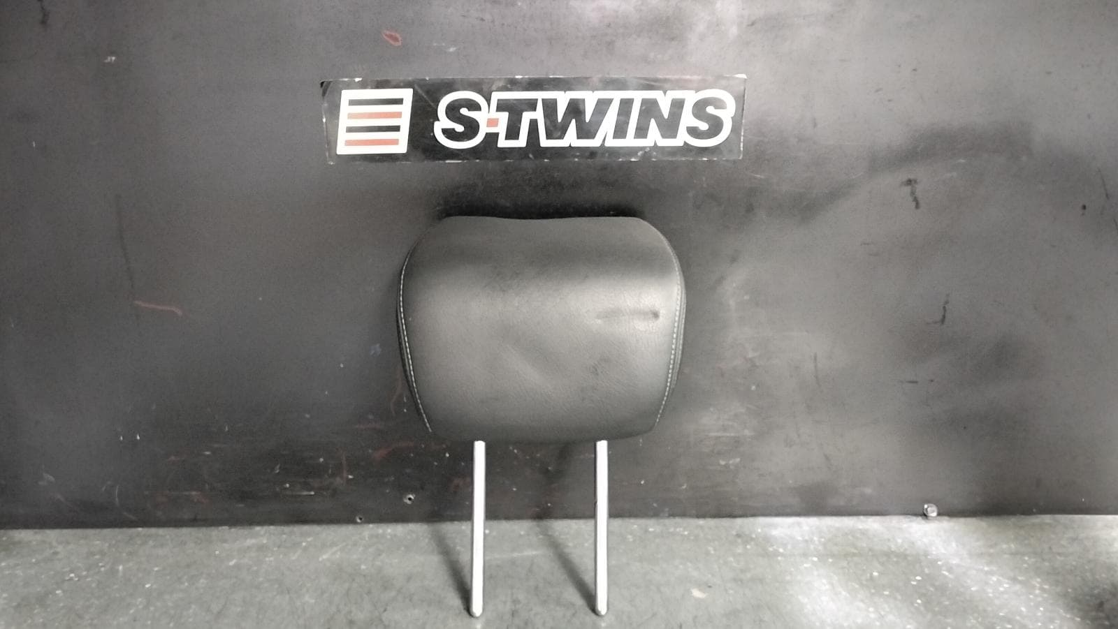 Used auto part listing image: 2019 HONDA HRV HEADREST RU5, LH REAR, LEATHER, 12/14-10/21 0000385313