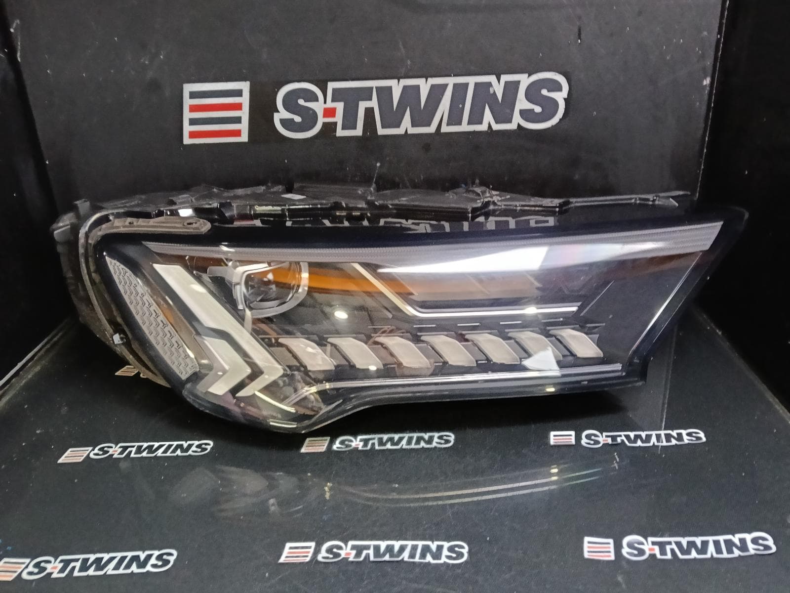 Used auto part listing image: 2021 AUDI Q7 RIGHT HEADLAMP 4M, W/ MATRIX LED TYPE, 04/20-12/23 0000405334