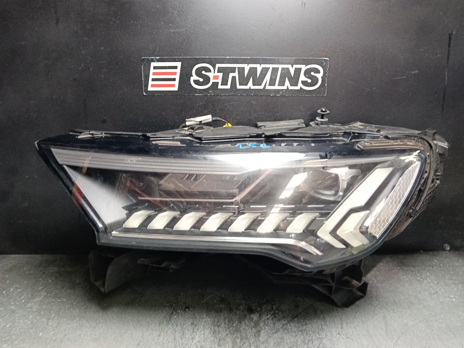 Used auto part listing image: 2021 AUDI Q7 LEFT HEADLAMP 4M, W/ MATRIX LED TYPE, 04/20-12/23 0000405505