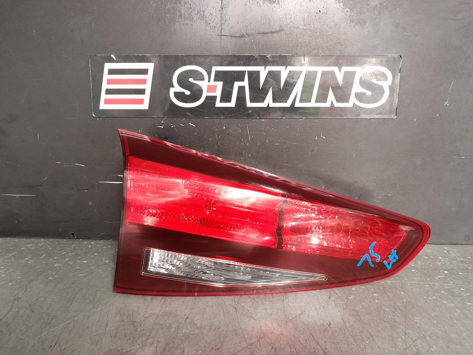 Used auto part listing image: 2020 HYUNDAI TUCSON REAR GARNISH TAILGATE LAMP (LH SIDE), TL, ACTIVE X/GO/ELITE, NON LED TYPE, 06/18-01/21 0000363720