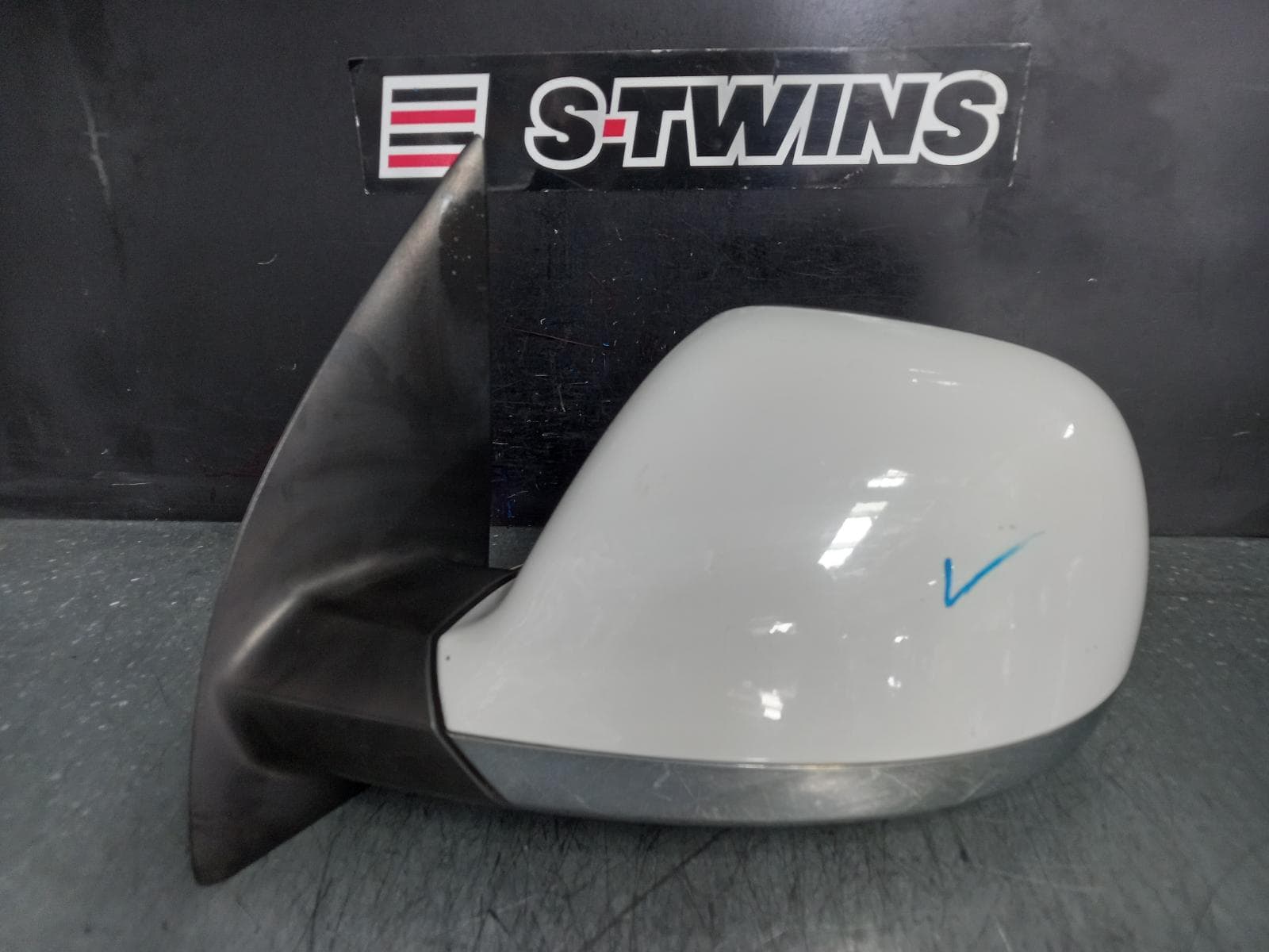Used auto part listing image: 2015 VOLKSWAGEN AMAROK LEFT DOOR MIRROR 2H, MANUAL FOLD, PARTIAL COLOUR CODED/BLACK, 10 PIN (5 WIRE) TYPE, 07/13-09/22 0000370088