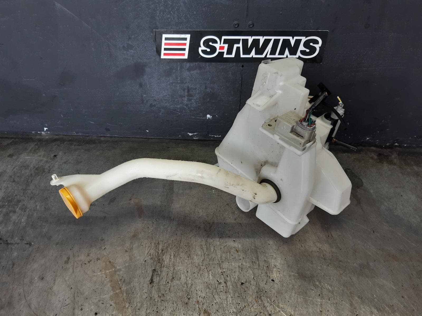 Used auto part listing image: 2015 SUBARU LIBERTY WASHER BOTTLE 6TH GEN, W/ H/LAMP WASHER TYPE, 08/14-04/21 0000364724