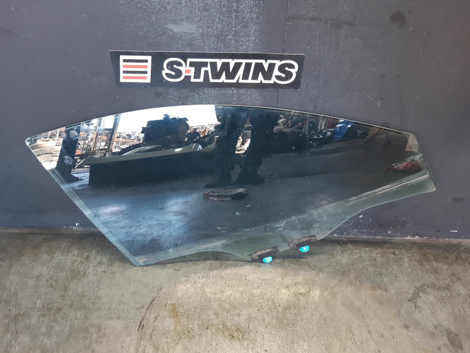 Used auto part listing image: 2017 MAZDA CX3 RIGHT FRONT DOOR WINDOW DK, 03/15- 0000365117