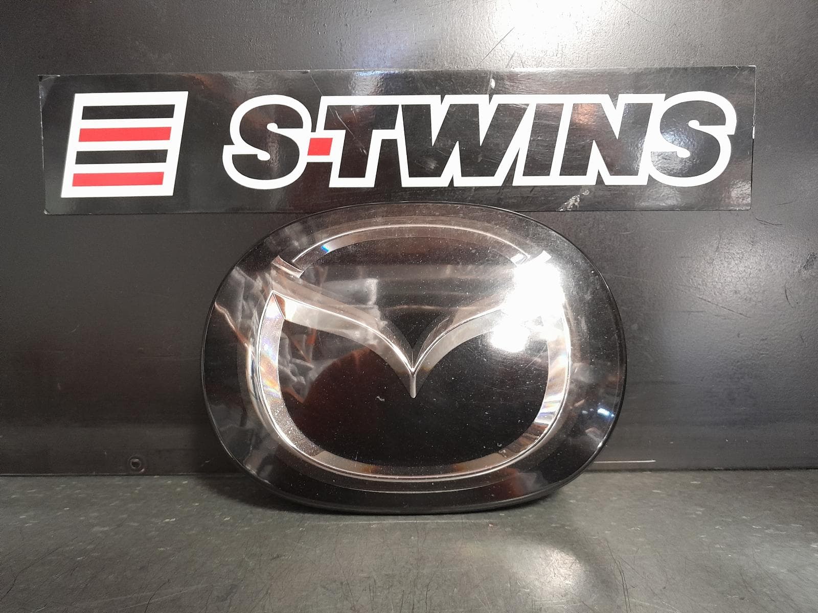 Used auto part listing image: 2016 MAZDA CX9 GRILLE RADIATOR GRILLE, TC, STRIP TYPE, SILVER, NON CAMERA TYPE, 07/16-12/24 0000365267