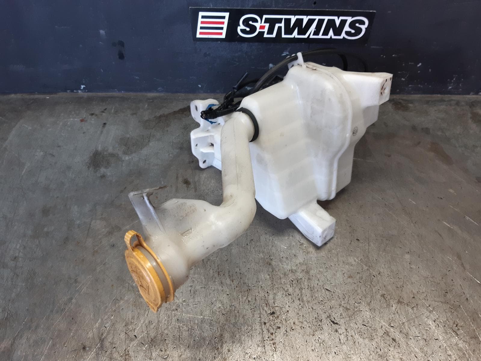 Used auto part listing image: 2018 SUBARU XV WASHER BOTTLE W/ H/LAMP WASHER TYPE, G5X, 03/17-06/23 0000366670