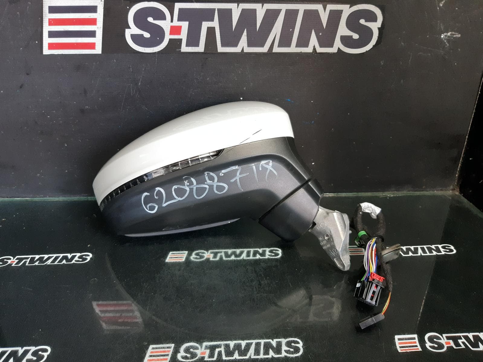 Used auto part listing image: 2020 VOLKSWAGEN TIGUAN RIGHT DOOR MIRROR 5NA, POWER FOLD, W/ LANE CHANGE ASSIST, NON CAMERA TYPE ((6YD/KA2/79D)), 06/16-05/21 0000371071