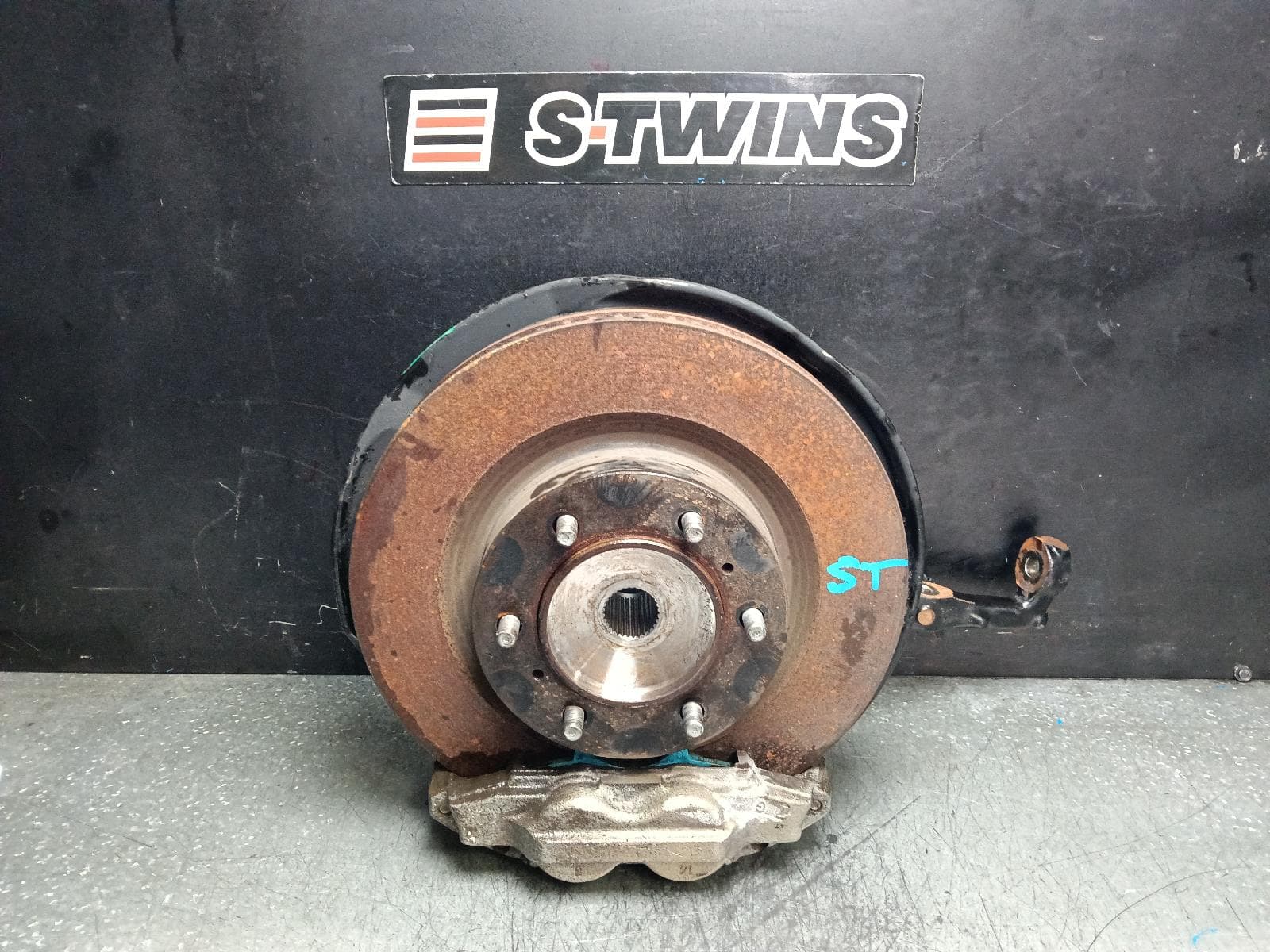 Used auto part listing image: 2014 TOYOTA PRADO LEFT FRONT HUB ASSEMBLY 150 SERIES, 08/09-05/15 0000398712