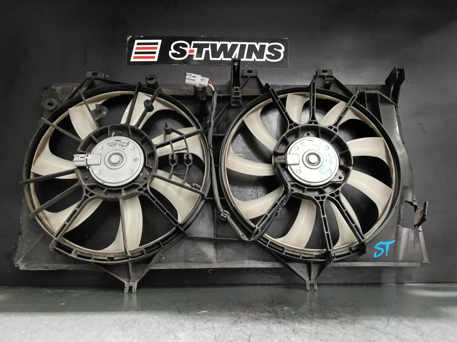 Used auto part listing image: 2017 TOYOTA CAMRY FAN DUAL FAN ASSY (SHROUD AND FANS), 2.5, 2AR-FE, ASV50, 11/11-10/17 0000385043