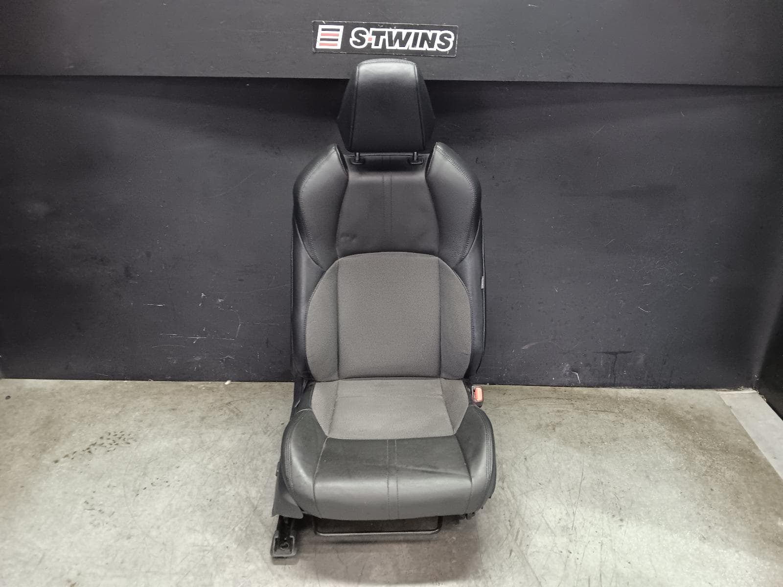 Used auto part listing image: 2025 TOYOTA COROLLA CROSS FRONT SEAT XG10, RH FRONT, LEATHER, BLACK, NON HEATED TYPE, 01/22- 0000411825