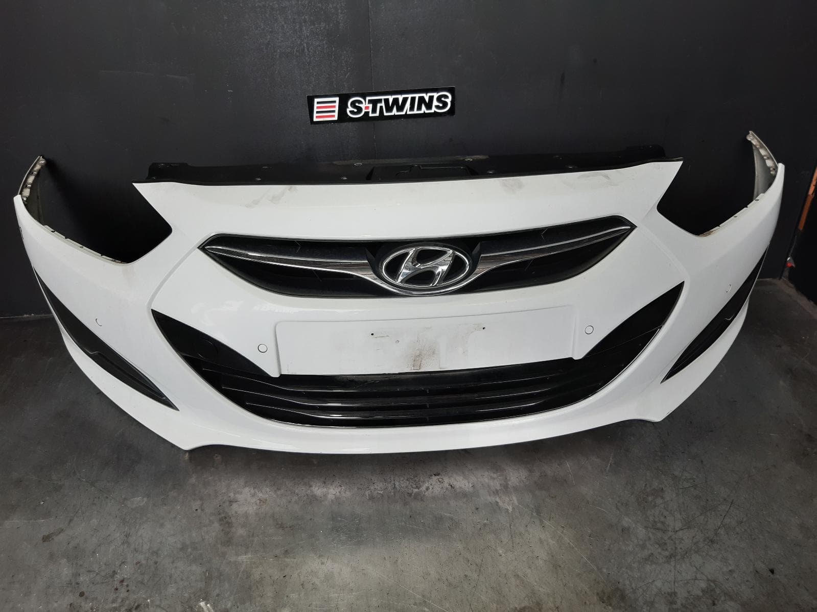 Used auto part listing image: 2015 HYUNDAI I40 FRONT BUMPER VF, W/ SENSOR, NON H/LAMP WASHER TYPE, 09/11-05/15 0000366767
