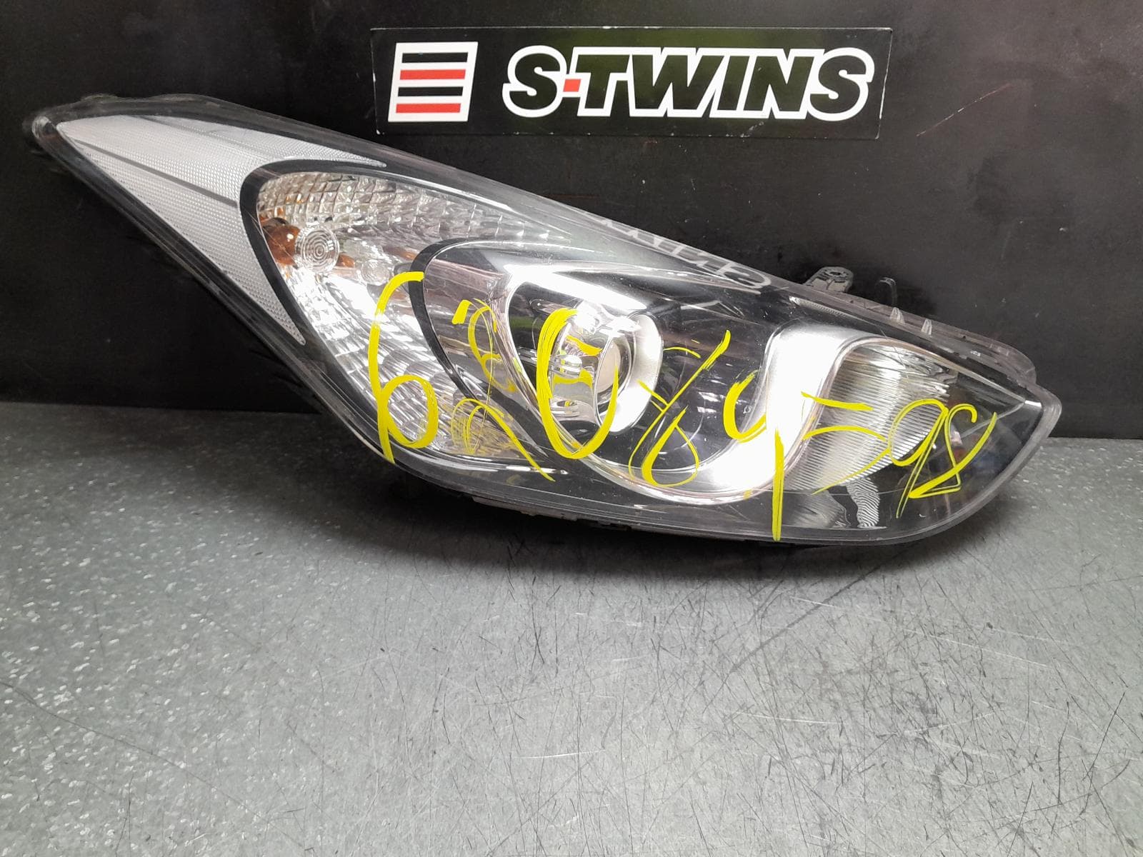Used auto part listing image: 2016 HYUNDAI I30 RIGHT HEADLAMP GD, 5DR HATCH, HALOGEN TYPE, 03/12-02/17 0000369541